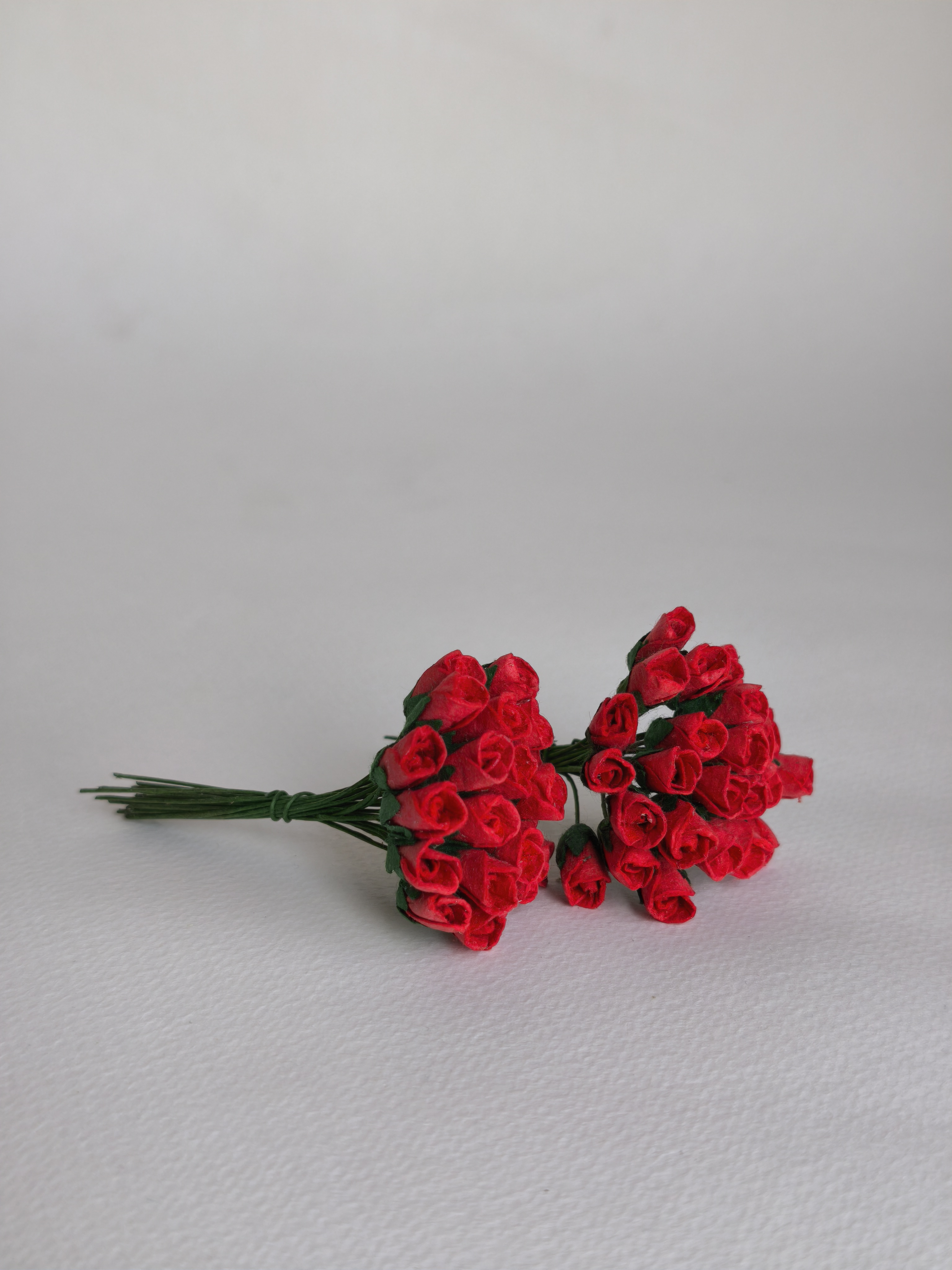 ดอกไม้กระดาษสา ดอกไม้กระดาษสา จตุจักร งานประดิษฐ์ ดอกไม้ทำข้อมือเพื่อนเจ้าสาว แต่งงาน, ดอกกุหลาบตูม 50 ดอก สีแดง ขนาด 0.8x1.5 cm. paper flowers, budding roses flower 0.8 x1.5 cm. 50 pieces. red color