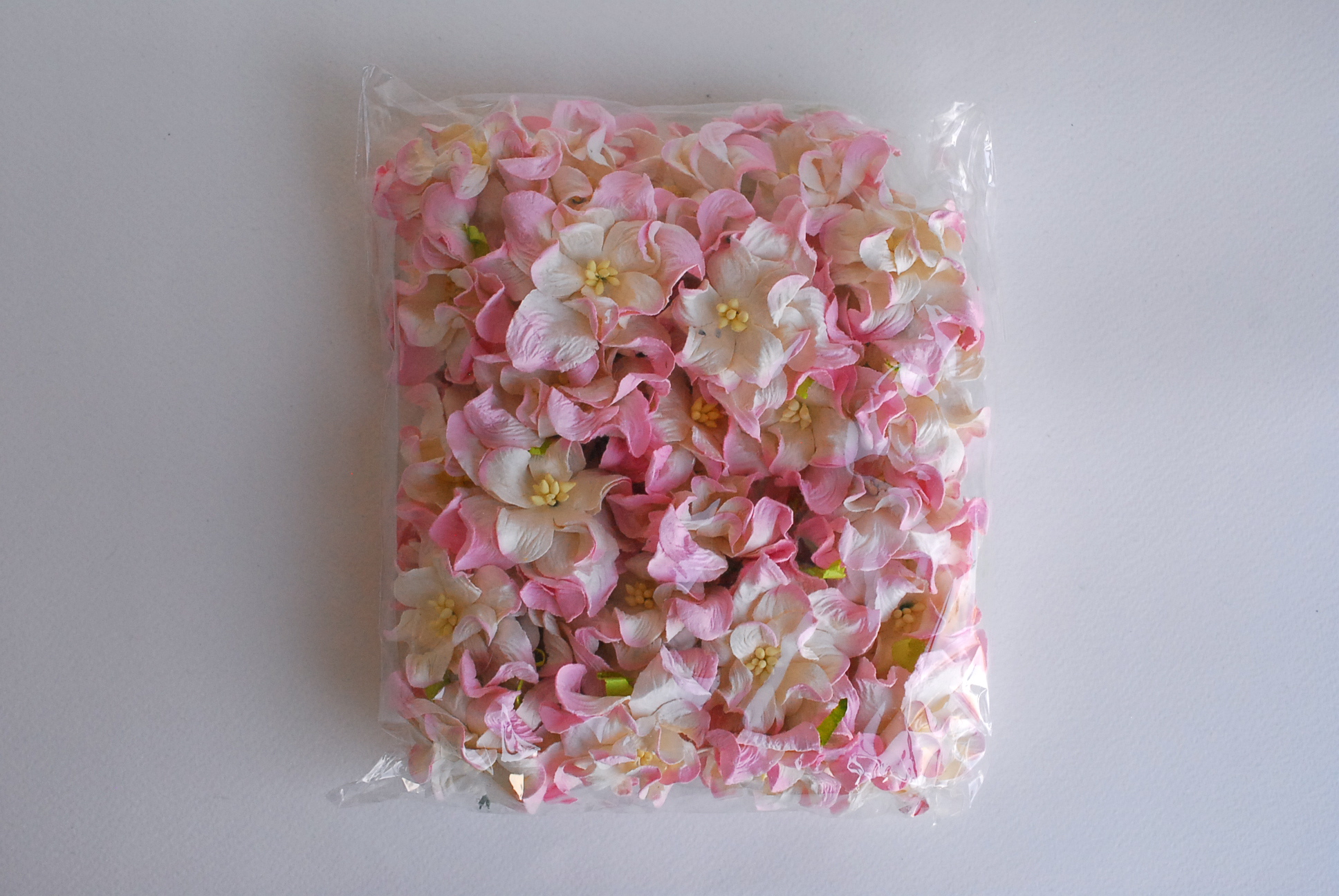 ดอกไม้กระดาษสา ราคาส่ง, ดอกการเดนเนียกระดาษสา ดอกไม้ประดิษฐ์ ตกแต่งงานแต่งงาน ประดิษฐ์ข้อมือเพื่อนเจ้าสาว ขนา่ด 5.5 cm., สำหรับของชำร่วย, งานแต่งงาน, ดอกไม้ทำข้อมือเจ้าสาว สีชมพูอ่อนปัดขาว จำนวน 25 ดอก Paper flower,25 Pieces mulberry gardenia flowers supp