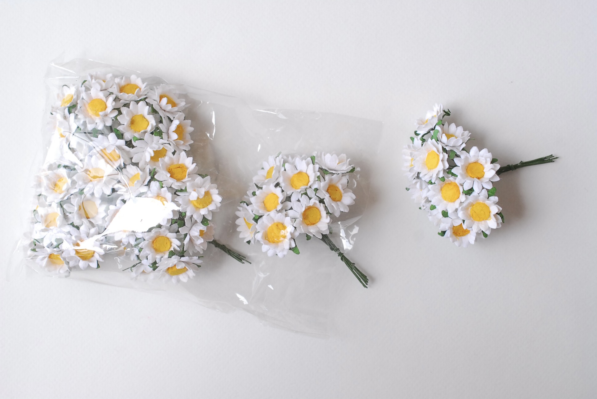 ดอกทานตะวันกระดาษ ดอกไม้กระดาษสา ดอกไม้ประดิษฐ์จากกระดาษสา ดอกทานตะวัน ดอกไม้กระดาษสาขายส่ง ดอกไม้ประดิษฐ์ ดอกไม้ทำข้อมือเพื่อนเจ้าสาว ขนาด 1.5 cm. จำนวน 50 ดอก สีเหลือง Paper Flower, Sun Flowers, white color, size 1.5 cm 50 pieces, yellow pollen.