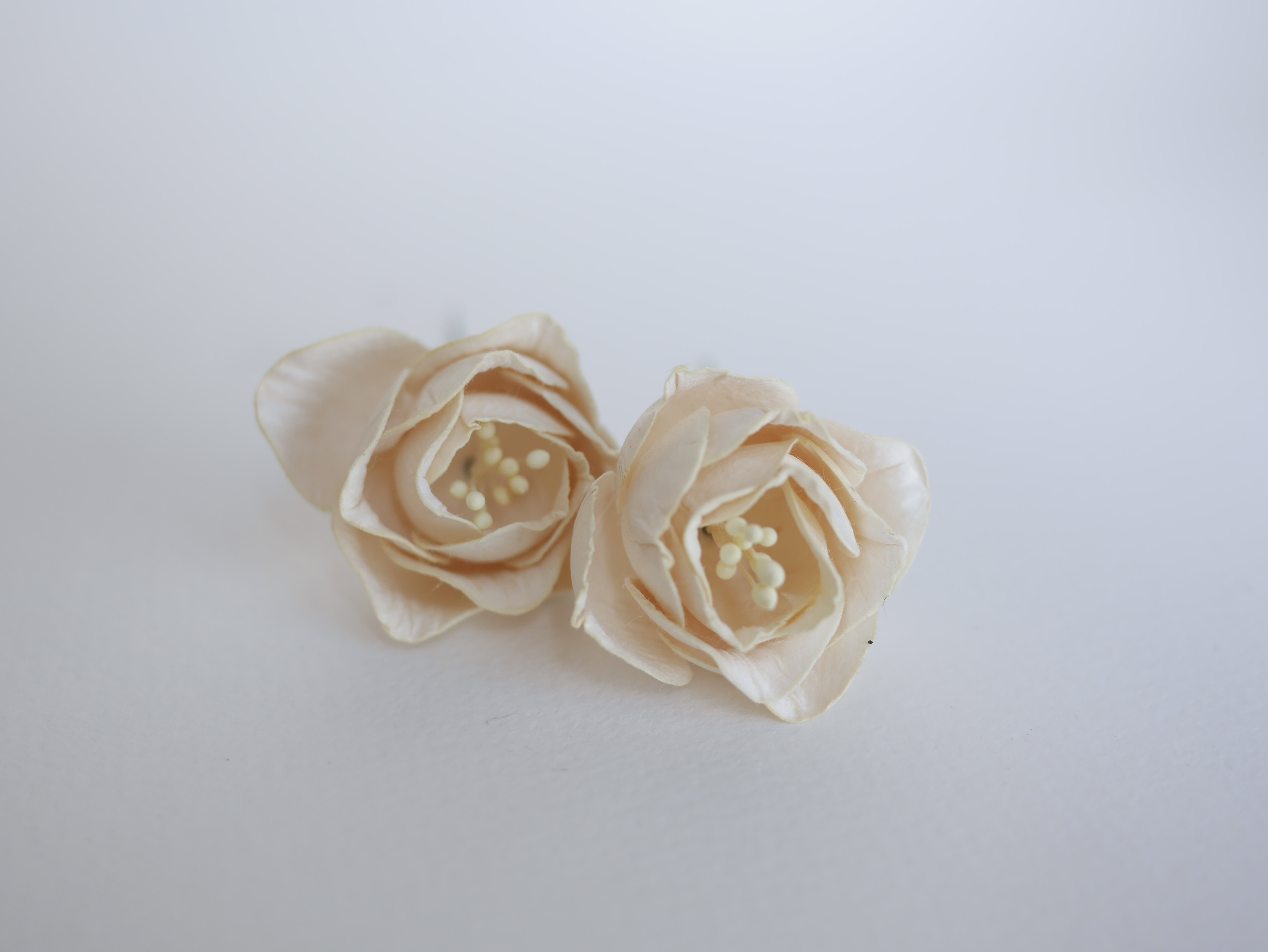 ดอกไม้กระดาษสา ดอกโลตัสอินโดนิเซียกระดาษ ดอกไม้กระดาษสาราคาส่ง ดอกไม้กระดาษสำหรับตกแต่งของชำร่วย งานแต่งงาน ทำช่อดอกไม้ติดอกเจ้าบ่าว ข้อมือดอกไม้เจ้าสาว ขนาด4.5 cm. 20 ดอก สีงาช้าง Paper flowers supplies: DIY wedding tools, Lotus with pollens.