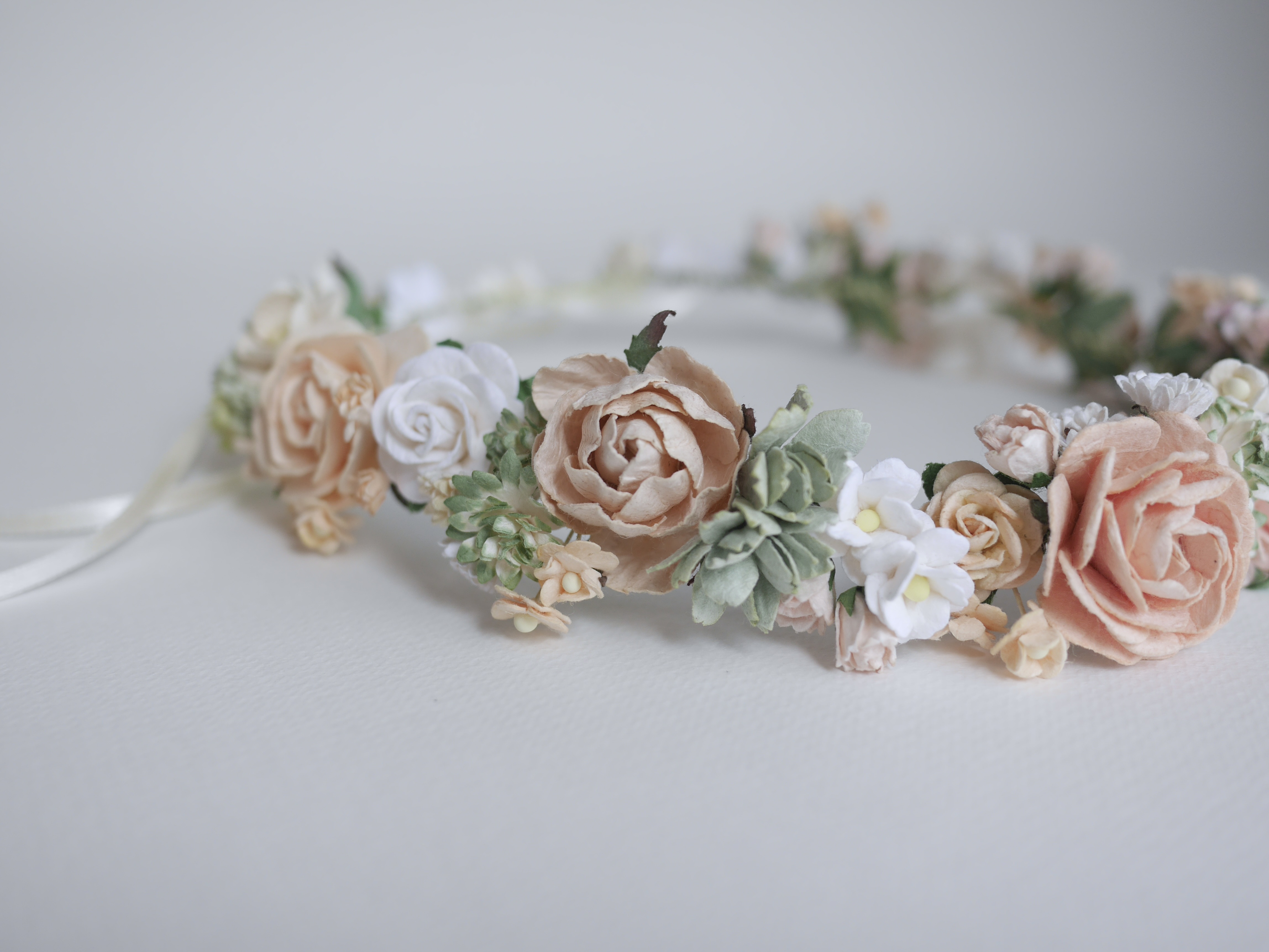 มงกุฎดอกไม้กระดาษสำหรับตกแต่ง ใส่ในงานพิเศษ งานรับปริญญา งานแต่งงาน รูปวงกลม ดอกไม้กระดาษสาขนาดเล็ก ดอกกุหลาบขนาดเล็ก สีพีช สีครีม ขาว และสีเขียวตุ่น