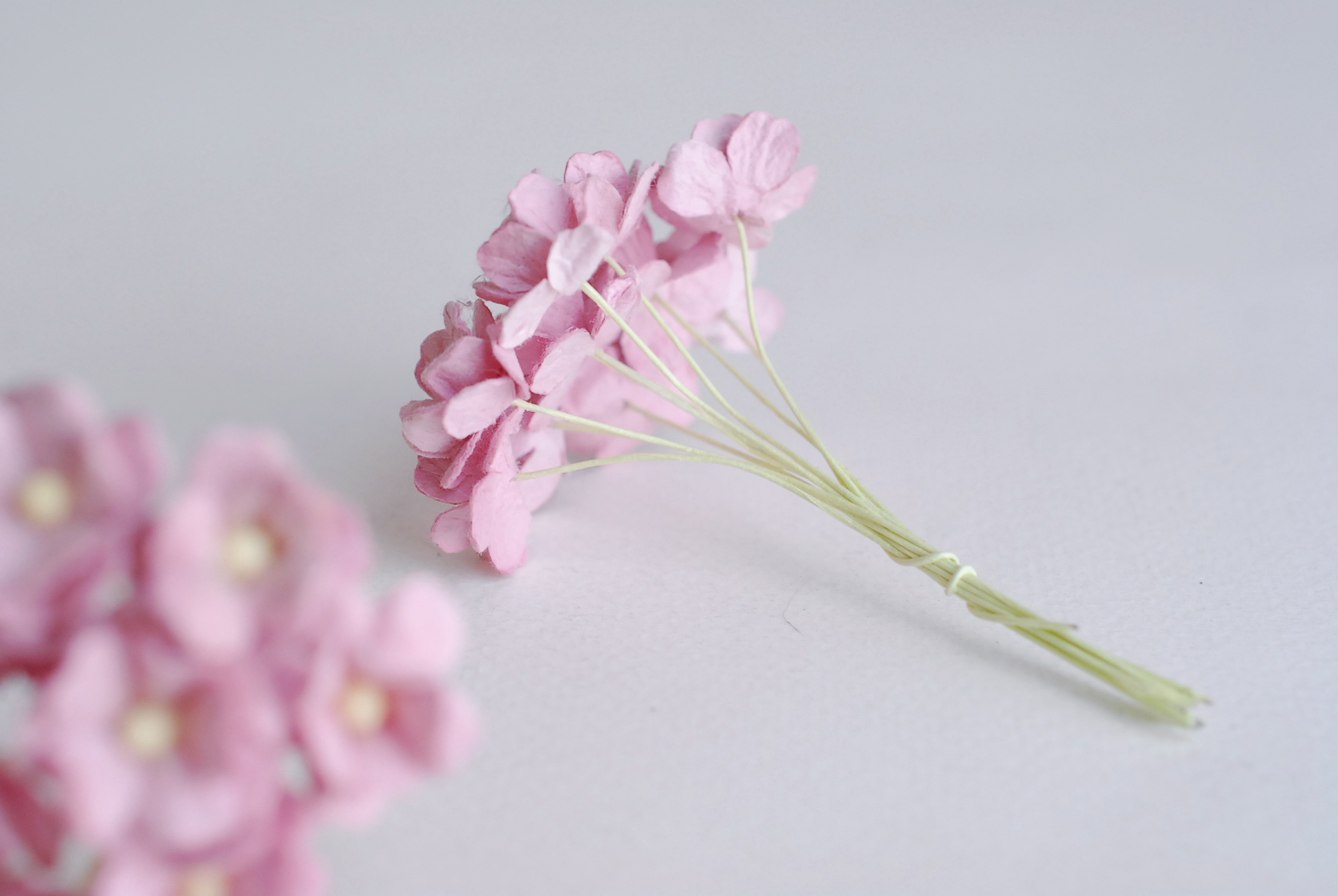 ดอกไม้กระดาษสา ราคาส่ง, ดอกไฮเดรนเยียกระดาษสา ดอกไม้ประดิษฐ์ ตกแต่งงานแต่งงาน ประดิษฐ์ข้อมือ เพื่อนเจ้าสาว ขนา่ด 1.5 cm., สำหรับของชำร่วย, งานแต่งงาน, ดอกไม้ทำข้อมือเจ้าสาว สีชมพูตุ่น จำนวน 100 ดอก Paper flower,100 Pieces mulberry hydenyia, maroon pink co