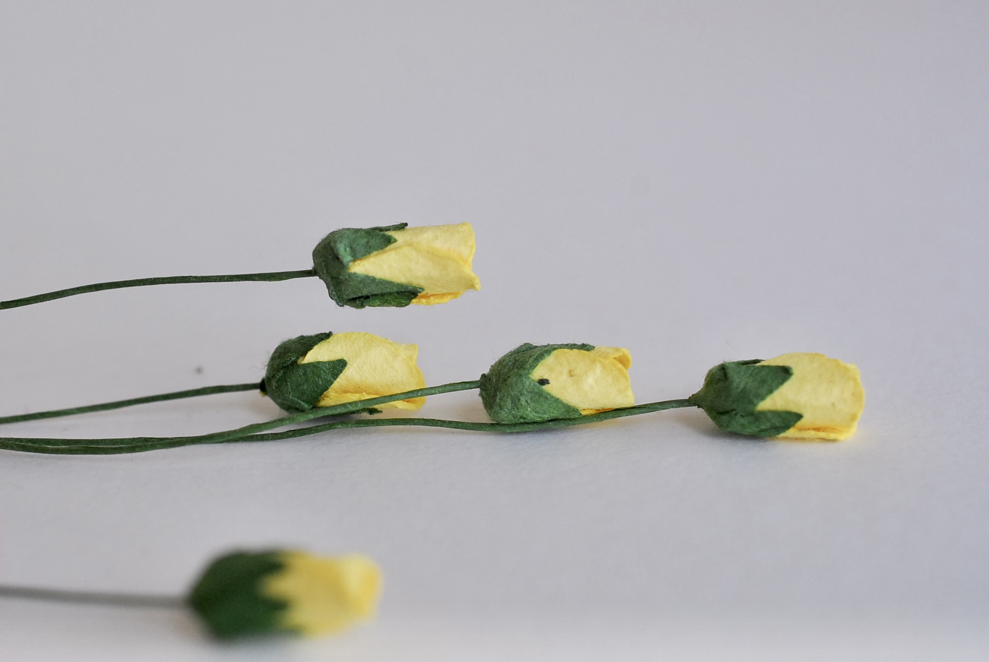 ดอกไม้กระดาษสา ดอกไม้กระดาษสา จตุจักร งานประดิษฐ์ ดอกไม้ทำข้อมือเพื่อนเจ้าสาว แต่งงาน, ดอกกุหลาบตูม 50 ดอก สีเหลือง ขนาด 0.8x1.5 cm. paper flowers, budding roses flower 0.8 x1.5 cm. 50 pieces. yellow color