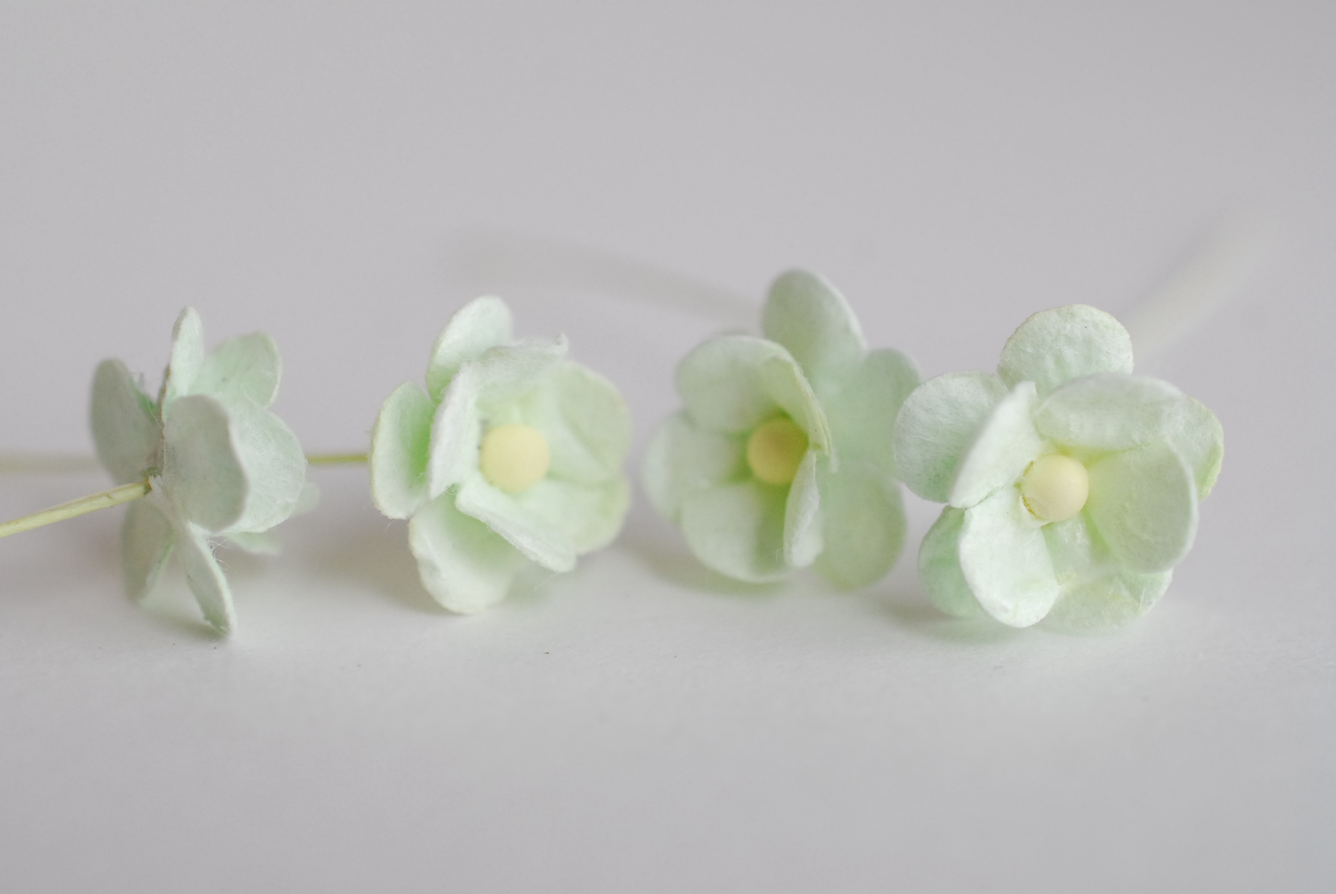 ดอกไม้กระดาษสา ราคาส่ง, ดอกไฮเดรนเยียกระดาษสา ดอกไม้ประดิษฐ์ ตกแต่งงาน ประดิษฐ์ข้อมือ เพื่อนเจ้าสาว ขนาด 1.5 cm., สำหรับของชำร่วย, งานแต่งงาน, ดอกไม้ทำข้อมือเจ้าสาว สีเขียวมิ้นต์ จำนวน 100 ดอก Paper flower,100 Pieces mulberry hydenyia, green mint color.