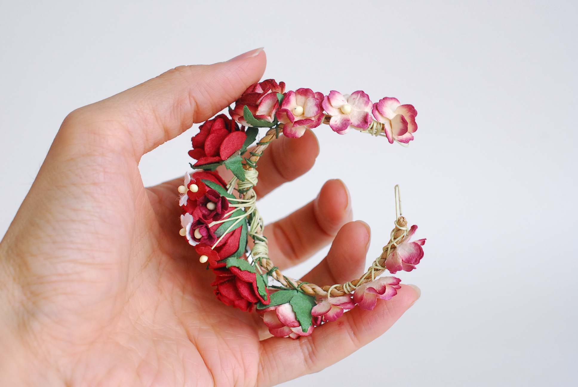 อมือเพื่อนเจ้าสาว งานแต่งงาน งานประดิษฐ์ DIY สีแดง ดอกกุหลาบกระดาษสา และดอกไม้กระดาษสาขนาดเล็ก Handmade corsages 1 ชิ้น