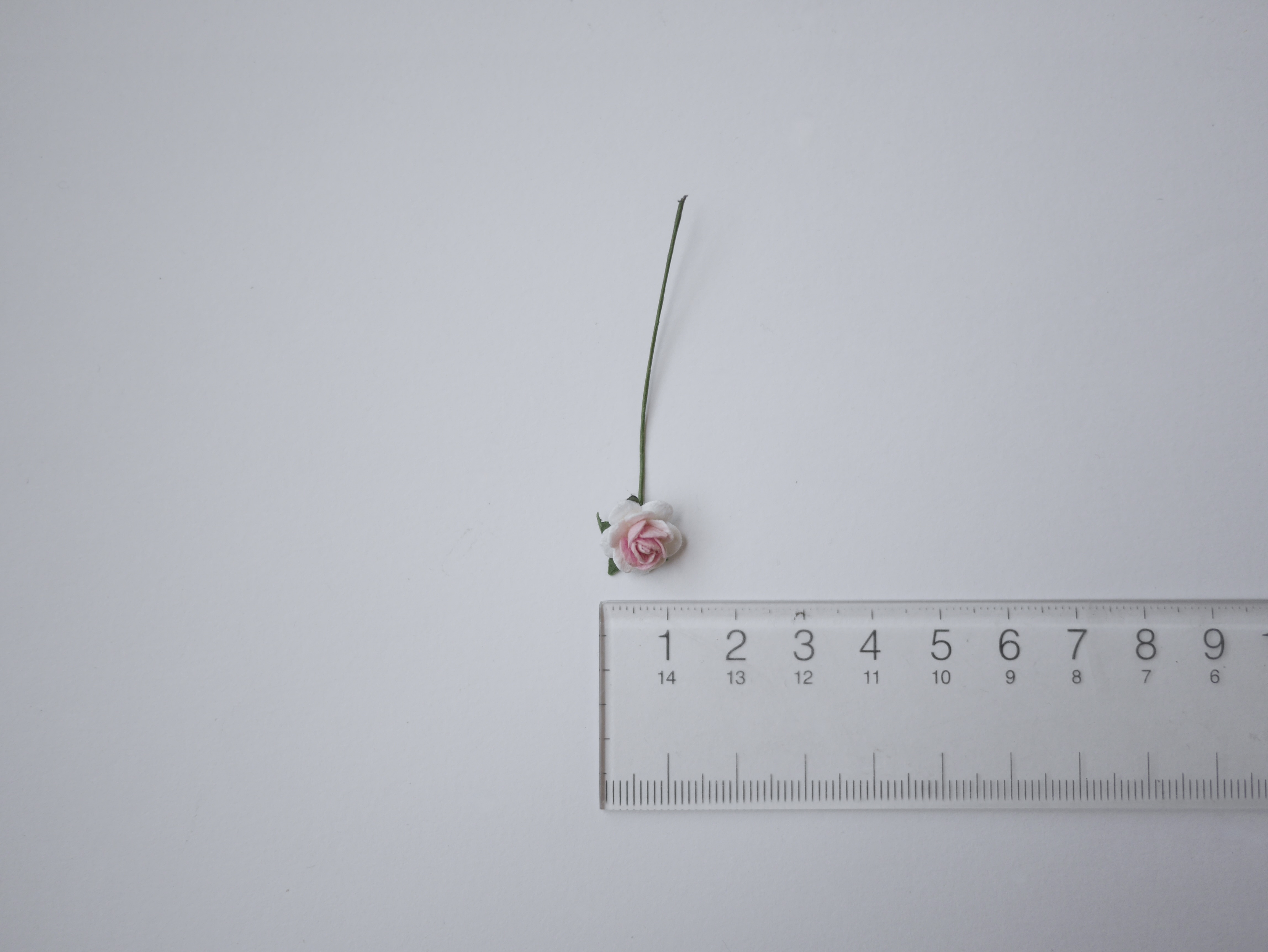 ดอกไม้กระดาษสาสำหรับตกแต่ง ของชำร่วย ดอกกุหลาบกระดาษสา ดอกไม้จิ๋ว สีชมพู ขาว two-tone #922 ขนาด 0.8 cm. จำนวน 100 ดอก/1 ถุง