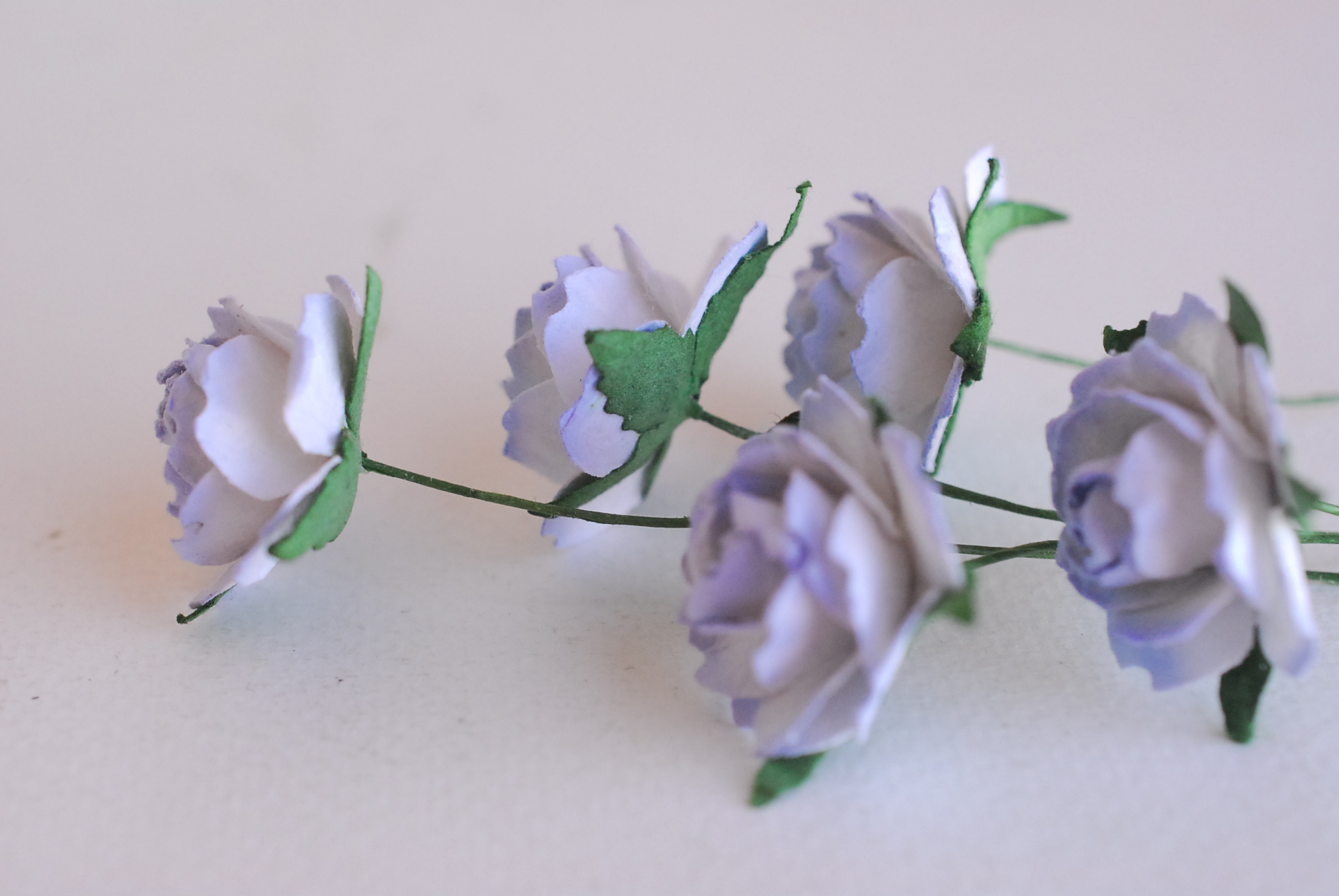 ดอกไม้กระดาษสา ดอกกุหลาบกระดาษ ดอกไม้กุหลาบกระดาษ ราคาส่ง, ดอกกุหลาบกระดาษสา ดอกไม้ประดิษฐ์ สำหรับตกแต่ง หรืองานแต่งงาน สีฟ้าตุ่นปัด กลีบหยัก ขนาด 2.5 cm. จำนวน 50 ดอก paper flowers supplies DIY wedding flowers, mini roses paper size 2.5 cm. pale blue ิbr