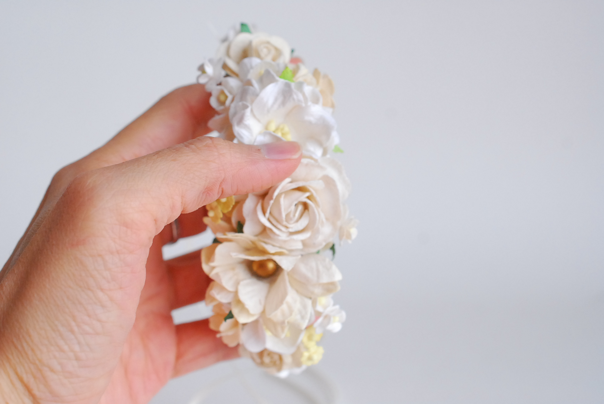 อมือเพื่อนเจ้าสาว งานแต่งงาน งานประดิษฐ์ DIY สีขาว ดอกdaisy เกสรสีทอง ดอกกุหลาบกระดาษสา และดอกไม้กระดาษสาขนาดเล็ก DIY Handmade corsages 1 ชิ้น