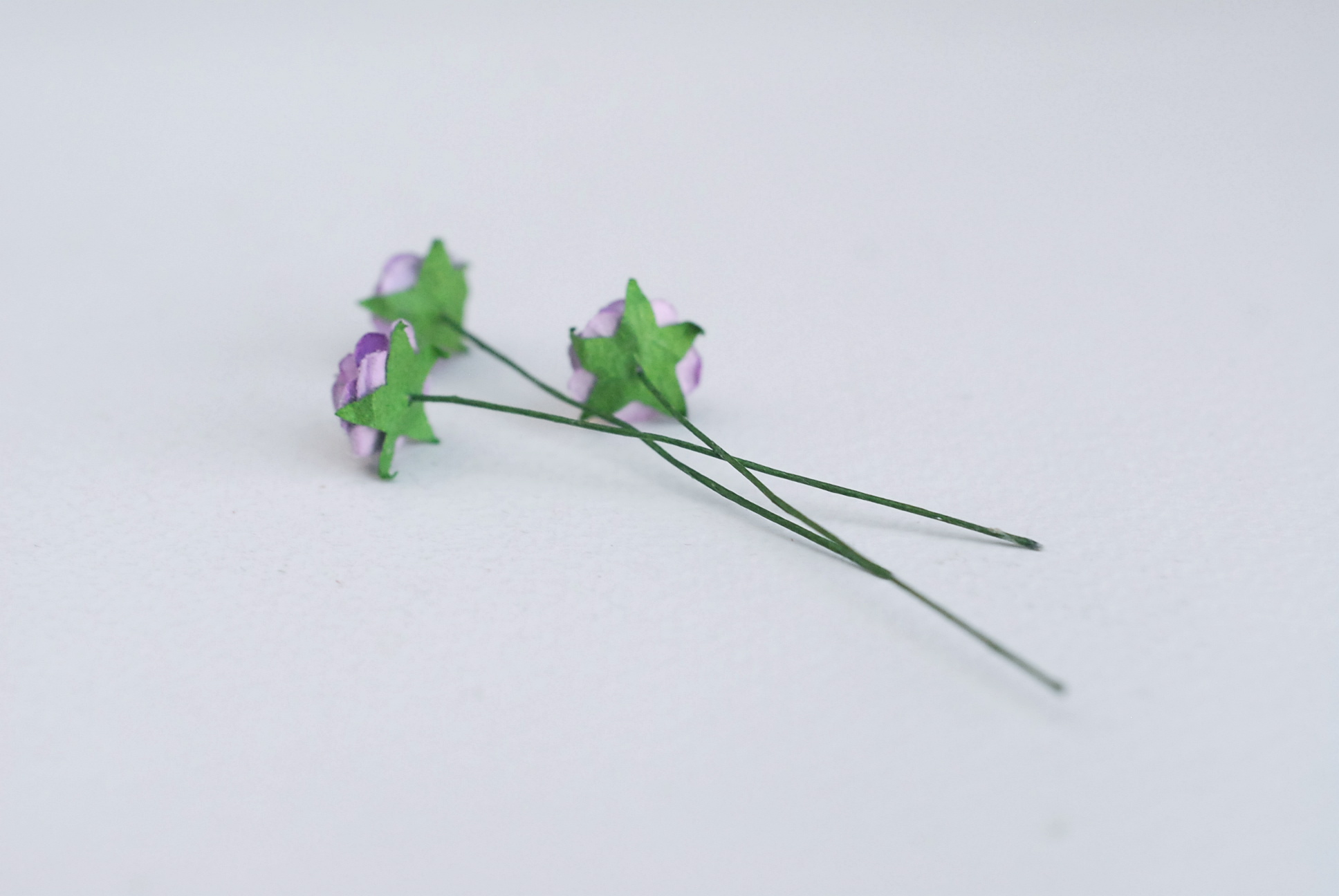 ดอกไม้กระดาษสาสำหรับตกแต่ง ของชำร่วย ดอกกุหลาบ ดอกกุหลาบสีแดง กระดาษสา สีม่วงขนาด 1 cm. จำนวน 100 ดอก/1 ถุง