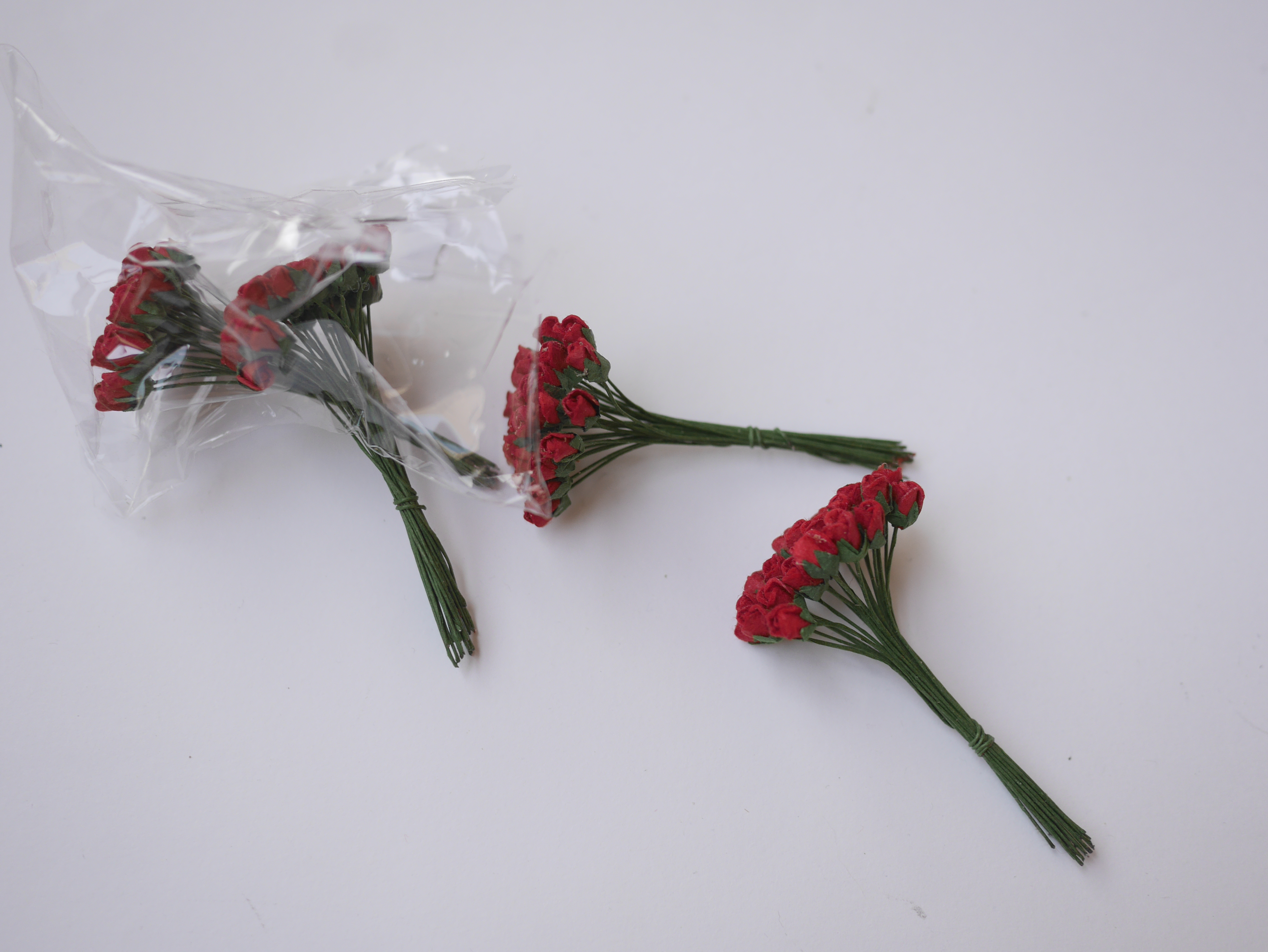 ดอกไม้กระดาษสา ดอกไม้กระดาษสา จตุจักร งานประดิษฐ์ ดอกไม้ทำข้อมือเพื่อนเจ้าสาว แต่งงาน, ดอกกุหลาบตูม 100 ดอก สีแดง paper flowers, budding roses flower 0.5x0.8 cm. 100 pieces. red color.