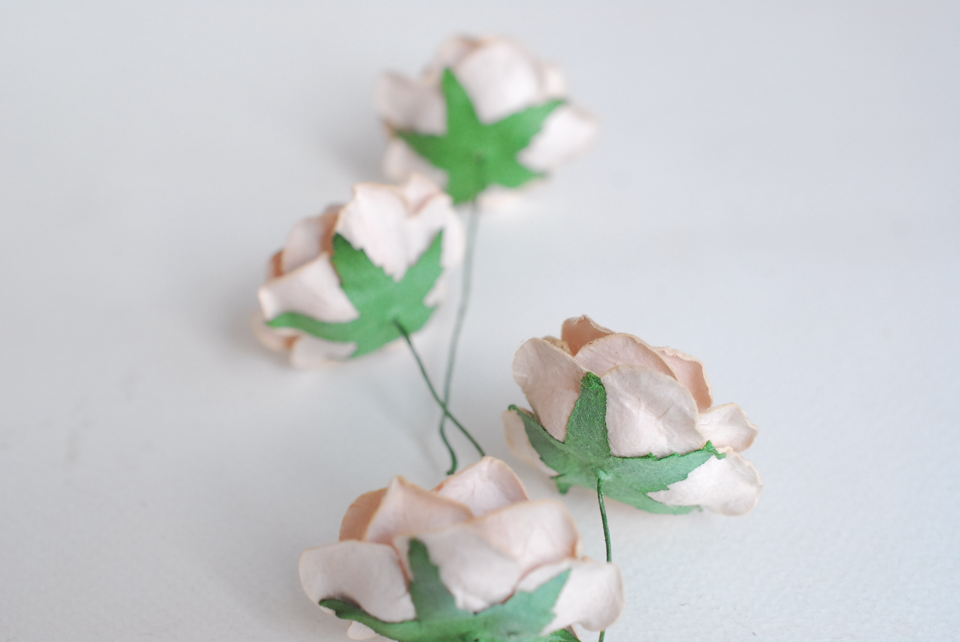 ดอกไม้กระดาษสา ดอกกุหลาบกระดาษสา ดอกไม้กุหลาบ กลีบโค้ง ดอกไม้ประดิษฐ์ สำหรับตกแต่ง หรืองานแต่งงาน สีน้ำตาลอ่อน ขนาด 3.5 cm. จำนวน 25 ดอก Paper flowers, handmade flowers, small roses paper size 3.5 cm. 25 pieces, soft brown color.