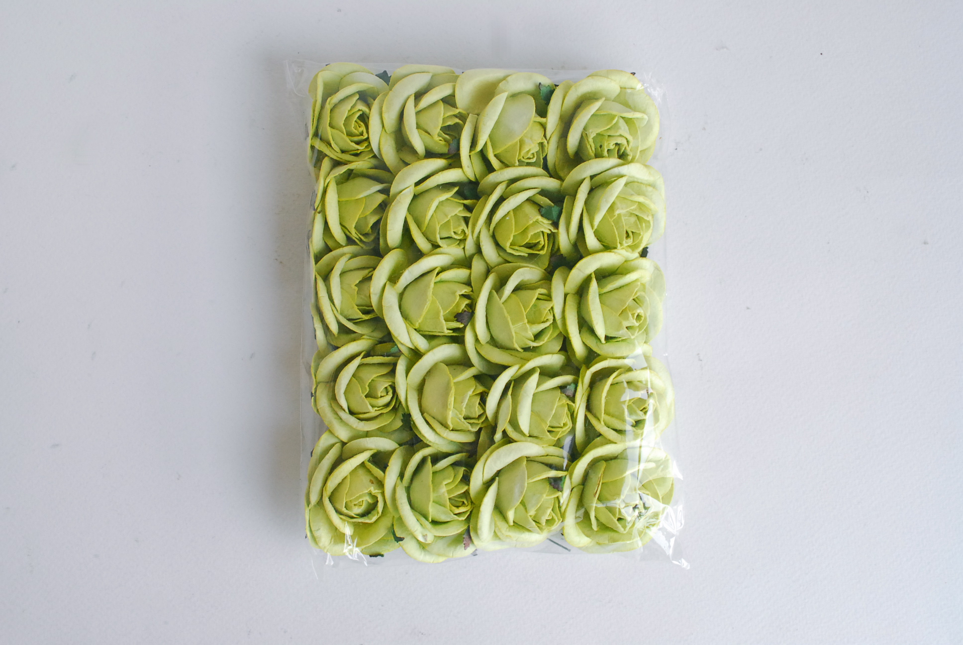 ดอกไม้กระดาษสา ดอกไม้กุหลาบกระดาษ ดอกไม้ประดิษฐ์ ดอกกุหลาบเขียวอ่อน งานแต่งงาน ตกแต่งของชำร่วย, ขนา่ด 4.5 cm., Paper flower,20 Pieces mulberry rose, 4.5 cm. light green color.