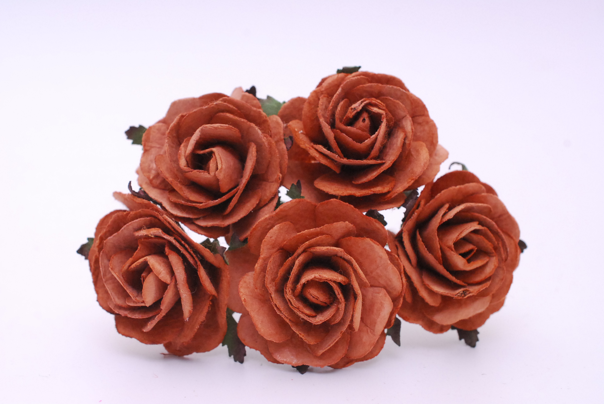 ดอกไม้กระดาษสา ราคาส่ง, ดอกกุหลาบกระดาษสา ดอกไม้ประดิษฐ์ สำหรับตกแต่ง หรืองานแต่งงาน สีน้ำตาลขนาด 3.5 cm. จำนวน 25ดอก Paper flowers, handmade flowers, small roses paper size 3.5 cm. 25 pieces, brown color.