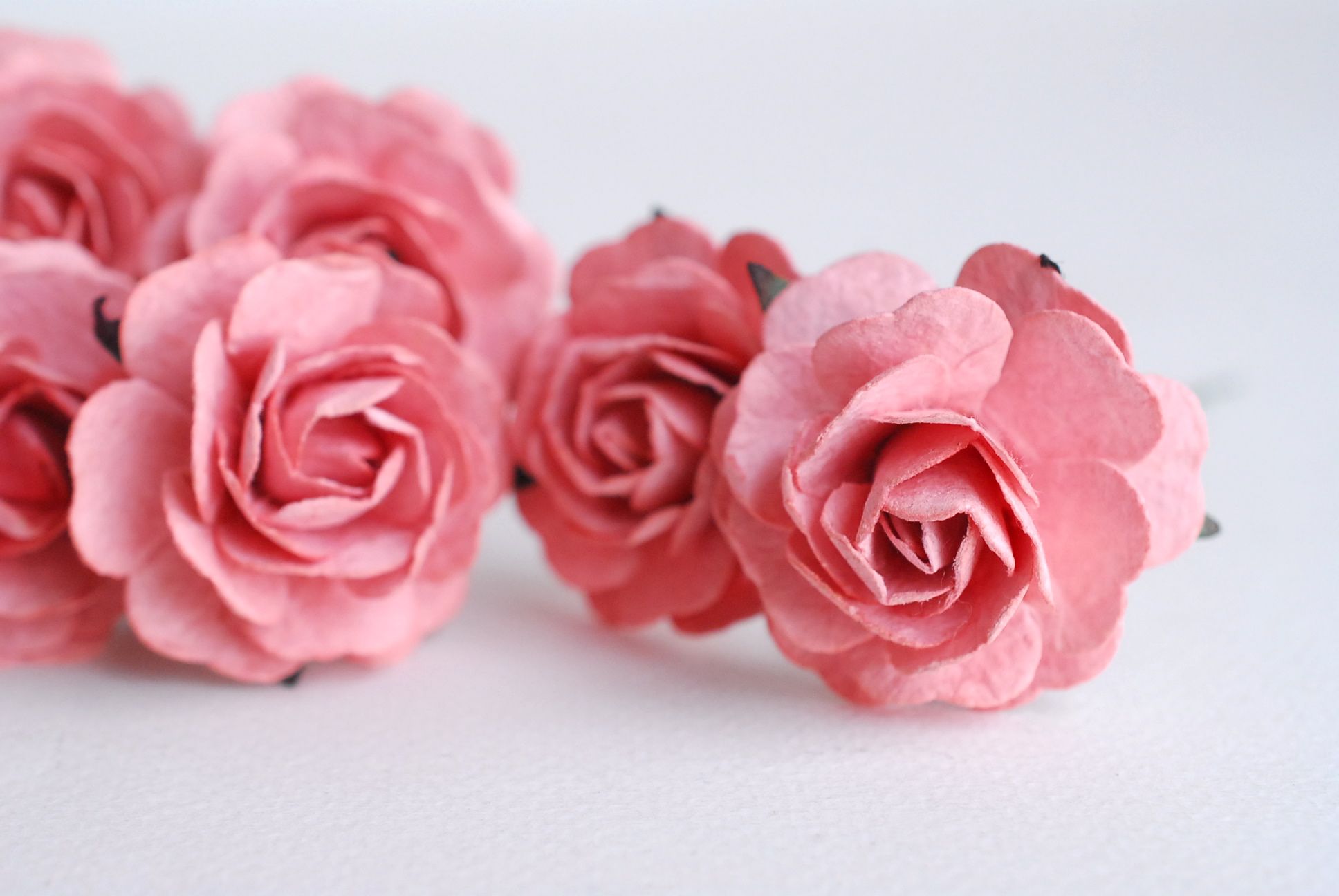 ดอกไม้กระดาษสา ดอกกุหลาบกระดาษสา ดอกไม้กุหลาบ ดอกไม้ประดิษฐ์ สำหรับตกแต่ง หรืองานแต่งงาน สีชมพูตุ่น color code #106 ขนาด 3.5 cm. จำนวน 25 ดอก Paper flowers, handmade flowers, small roses paper size 3.5 cm. 25 pieces, pink dusty color.