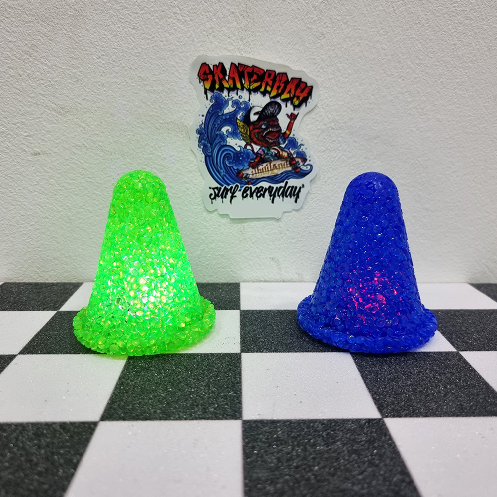 [0101] กรวยฝึก เซิฟสเก็ต แบบมีไฟ ไล่สี ใช้เล่นกลางคืน