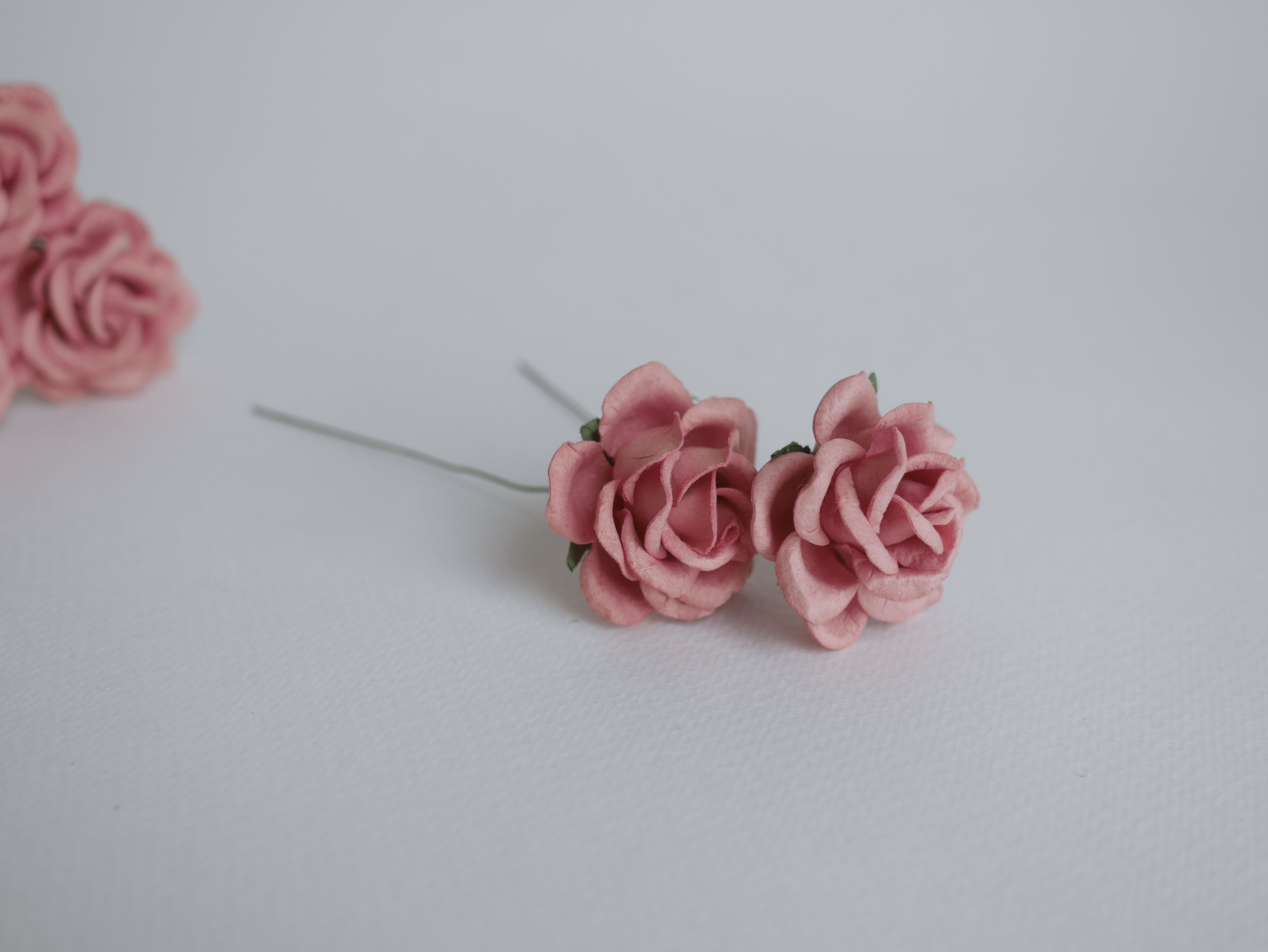 ดอกไม้กระดาษสา ดอกกุหลาบกระดาษสา ดอกไม้กุหลาบ กลีบโค้ง ดอกไม้ประดิษฐ์ สำหรับตกแต่ง หรืองานแต่งงาน สีโบตั๋น ชมพูหม่น ขนาด 3.5 cm. จำนวน 25 ดอก Paper flowers, handmade flowers, small roses paper size 3.5 cm. 25 pieces, coral color.