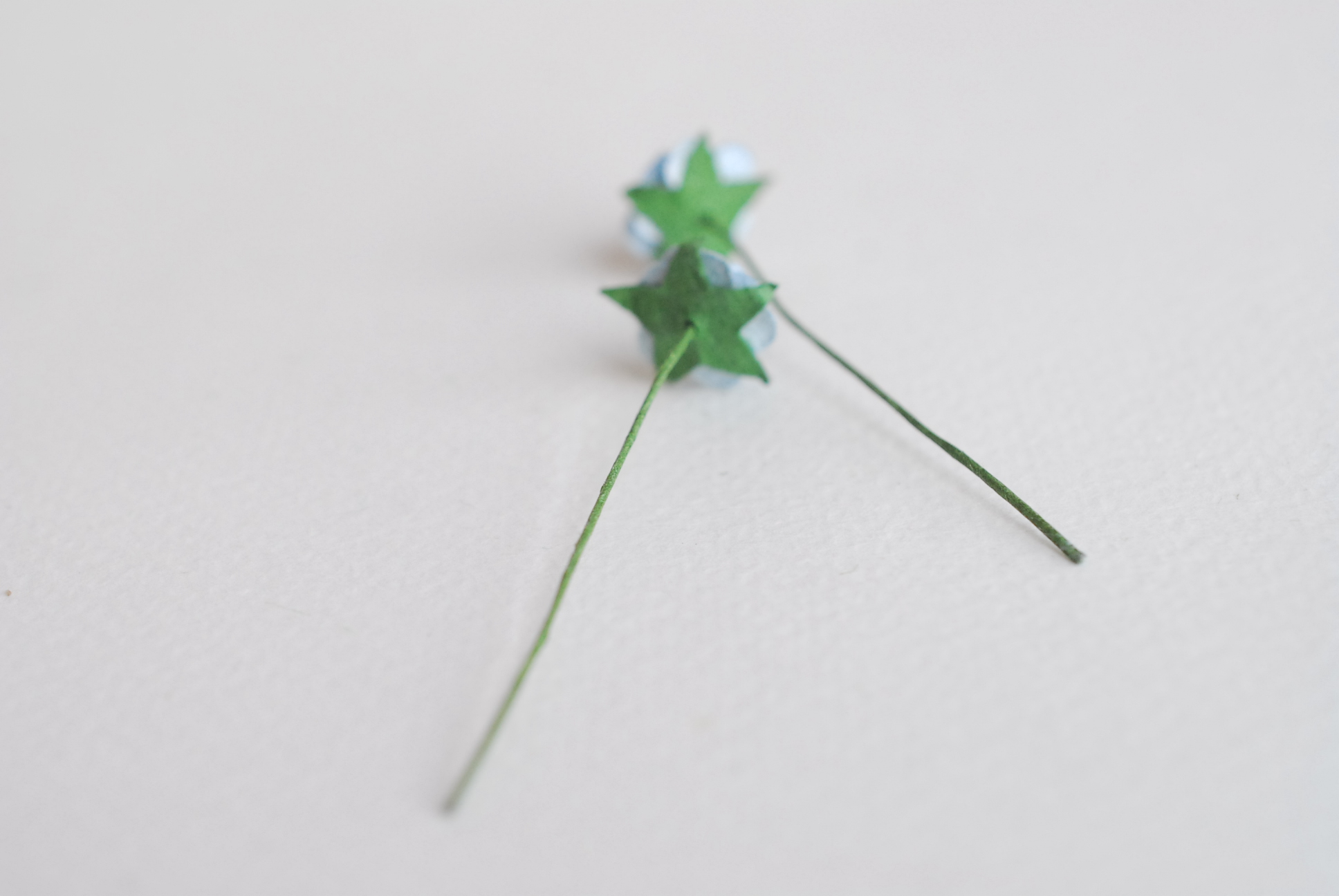 ดอกไม้กระดาษสาสำหรับตกแต่ง ของชำร่วย ดอกกุหลาบ กระดาษสา สีฟ้าตุ่น ขนาด 1 cm. จำนวน 100 ดอก/1 ถุง