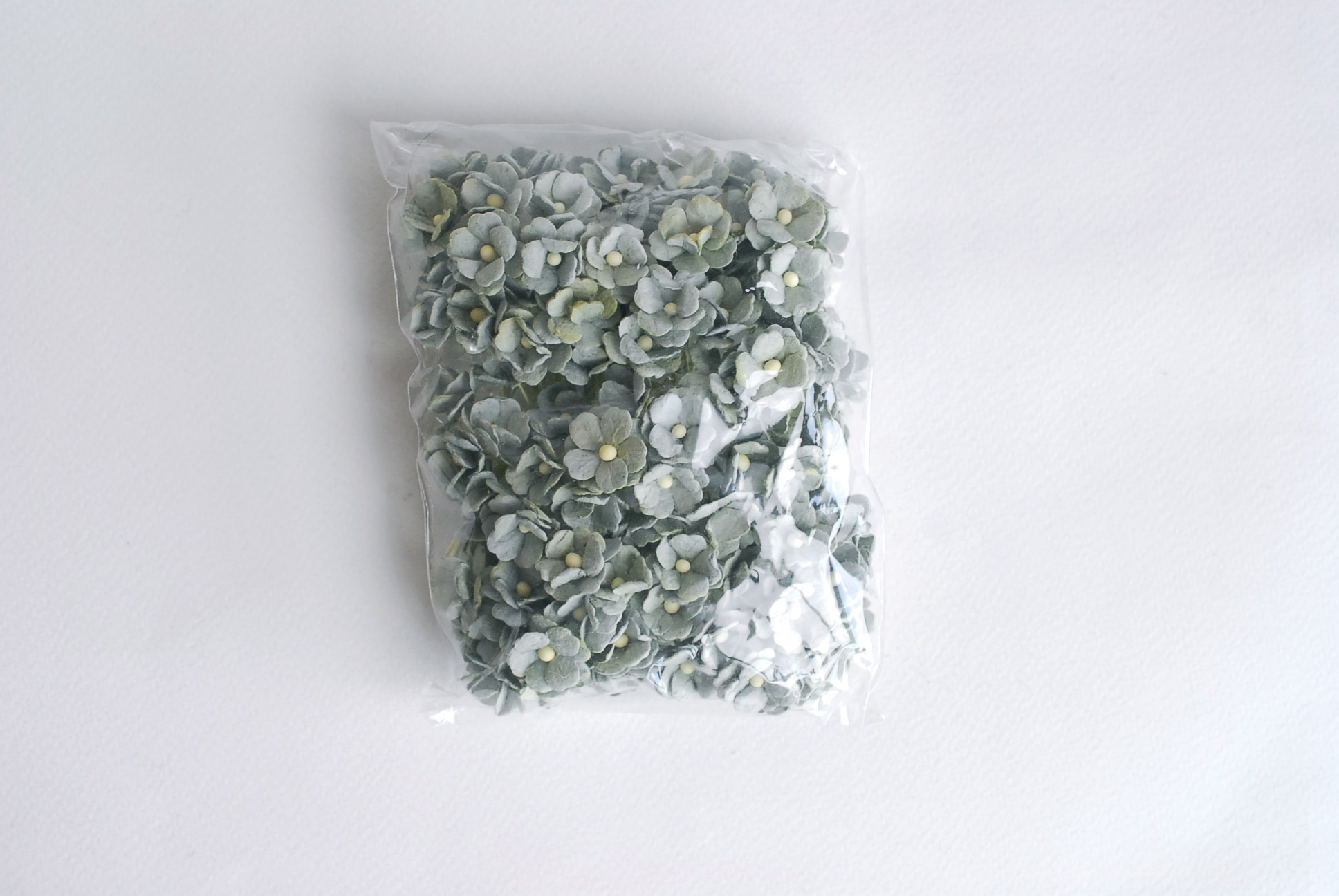 ดอกไม้กระดาษสา ราคาส่ง, ดอกไฮเดรนเยียกระดาษสา ดอกไม้ประดิษฐ์ ตกแต่งงานแต่งงาน ประดิษฐ์ข้อมือเพื่อนเจ้าสาว ขนาด 1.5 cm., สำหรับของชำร่วย, งานแต่งงาน, ดอกไม้ทำข้อมือเจ้าสาว สีเขียวตุ่น จำนวน 100 ดอก Paper flower,100 Pieces mulberry hydenyia, 1.5 cm. pale gr