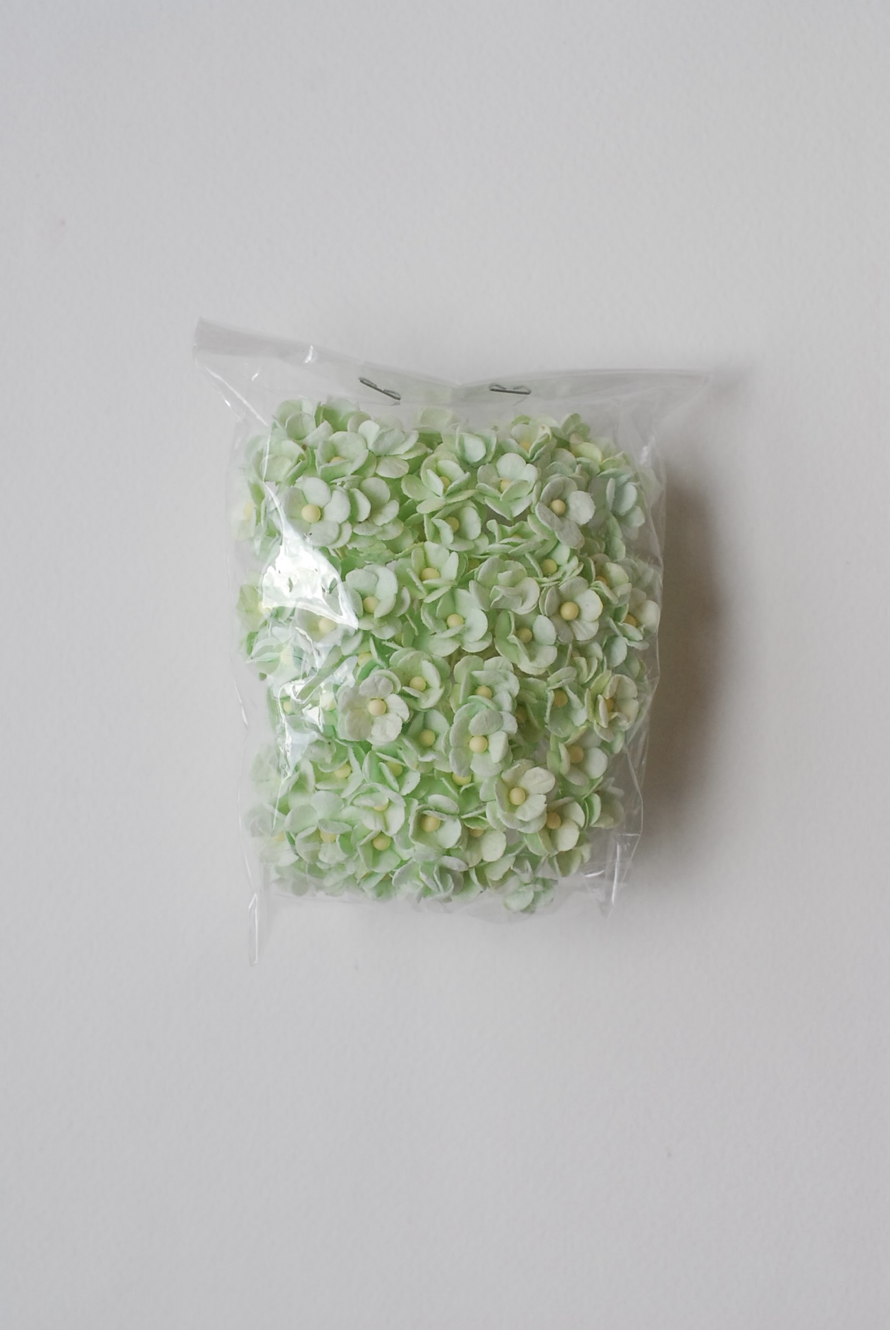 ดอกไม้กระดาษสา ราคาส่ง, ดอกไฮเดรนเยียกระดาษสา ดอกไม้ประดิษฐ์ ตกแต่งงาน ประดิษฐ์ข้อมือ เพื่อนเจ้าสาว ขนาด 1.5 cm., สำหรับของชำร่วย, งานแต่งงาน, ดอกไม้ทำข้อมือเจ้าสาว สีเขียวมิ้นต์ จำนวน 100 ดอก Paper flower,100 Pieces mulberry hydenyia, green mint color.