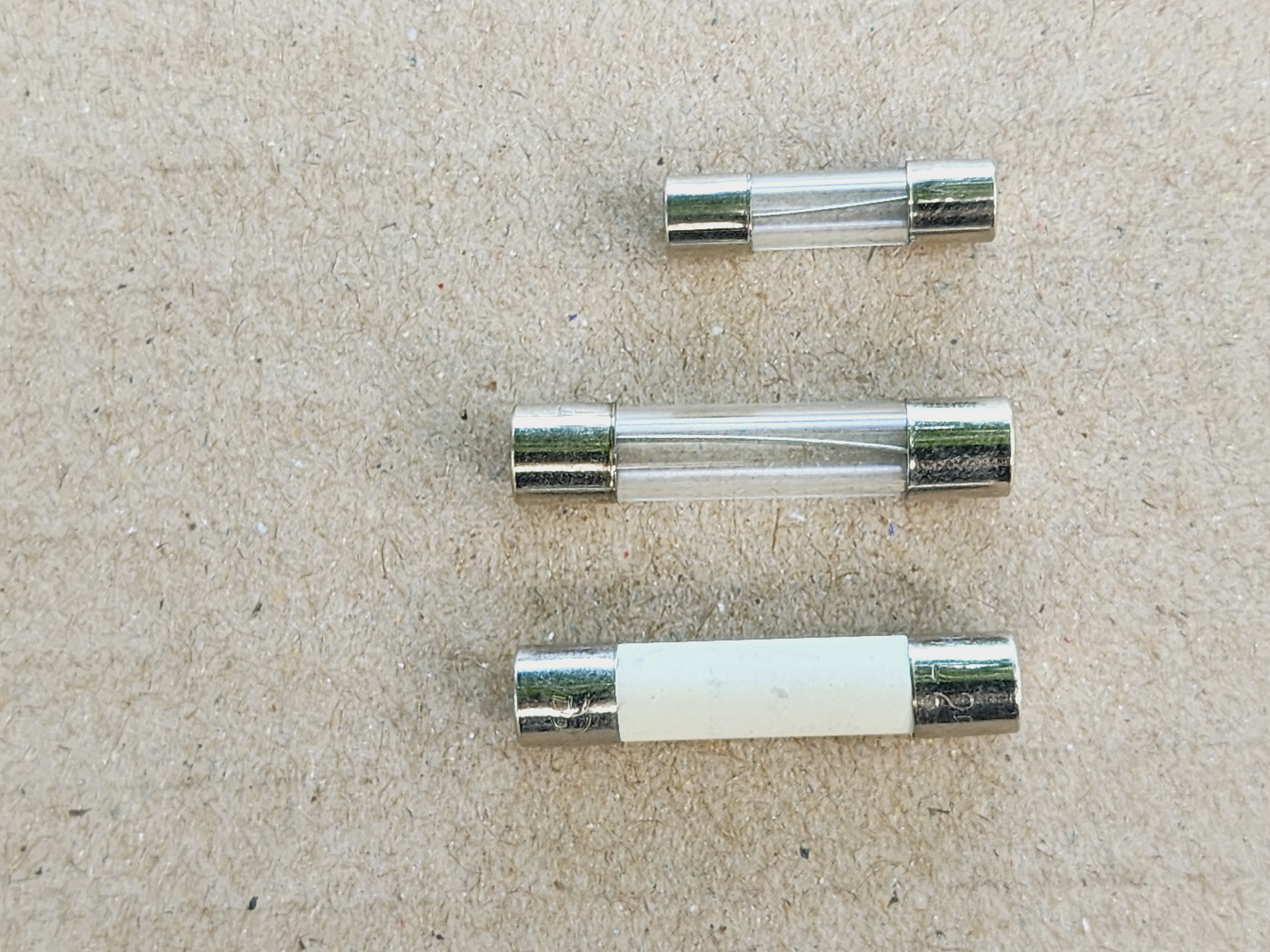 ฟิวส์หลอดแก้ว และ สัญลักษณ์ของฟิวส์