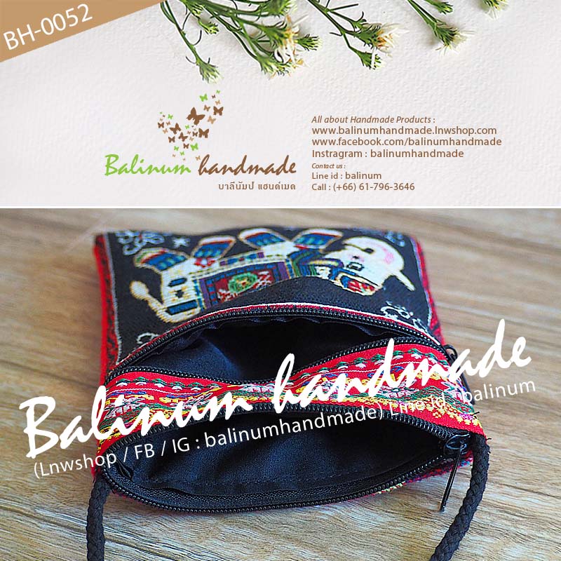 กระเป๋าลายช้างแฮนด์เมด ผ้าฝ้าย ผ้านากา งานปักผ้าชาวเขา แบบสะพายไหล่ สะพายข้าง (ถ้าสายยาวไปสามารถขมวดปมให้สั้นลงได้ตามอัธยาศัย) มี 2 ช่องซิปใส่ของด้านหน้า ข้างในบุผ้าซับในสีดำ ใช้งานง่ายแบบรูดเดียวจบ สามารถใช้งานได้หลากหลาย จะใส่เงิน เหรียญ มือถือ ยาดม ยาห แดง,ดำ (Red,Black)