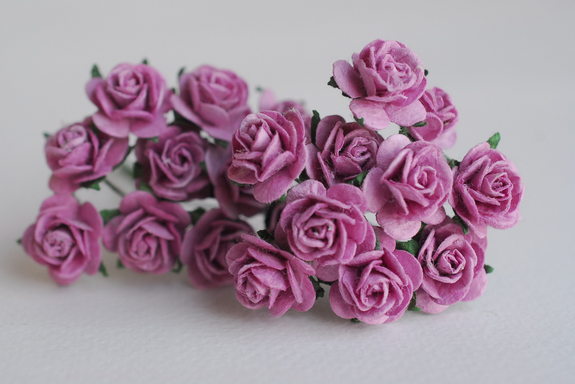 ดอกไม้กุหลาบกระดาษ, ดอกกุหลาบกระดาษสา ดอกกุหลาบจิ๋ว ดอกกุหลาบกระดาษสา สำหรับประดับ ตกแต่งของชำร่วย, งานแต่งงาน สีMIXED ชมพู ม่วง ชมพูตุ่น ชมพูจุด พีชอ่อน ขนาด 1.5 cm. จำนวน 100 ดอก