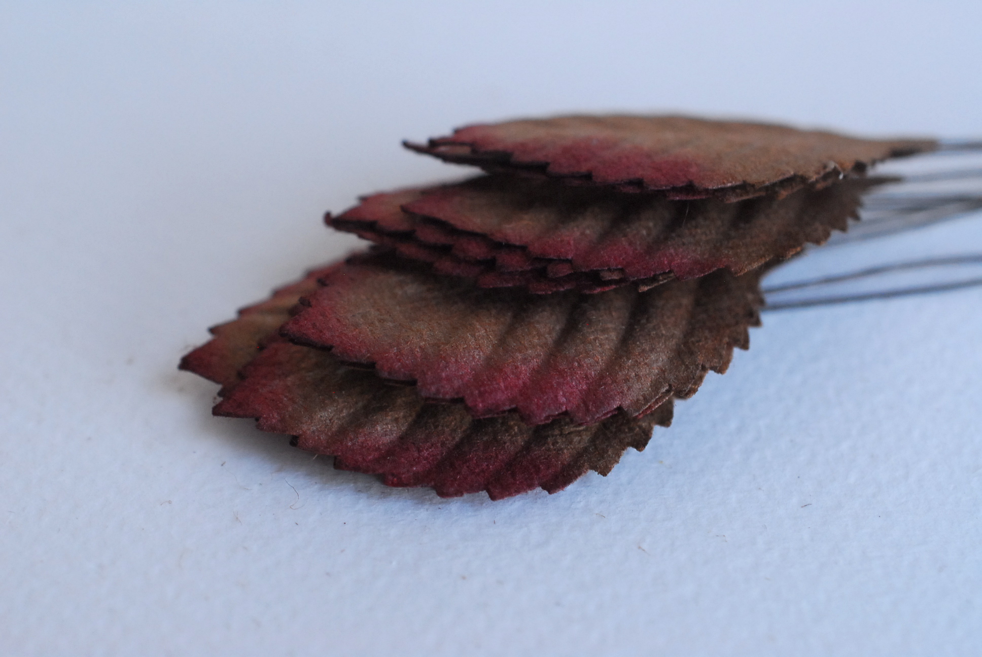 ใบไม้กระดาษ ใบไม้กระดาษสา ราคาส่ง,ใบไม่้กุหลาบกระดาษ สำหรับดอกกุหลาบกระดาษสา ใบไม้ประดิษฐ์ สำหรับตกแต่ง หรืองานแต่งงาน สีน้ำตาลปัดแดง ขนาด 4.5x2.5 cm. จำนวน 50 ใบ