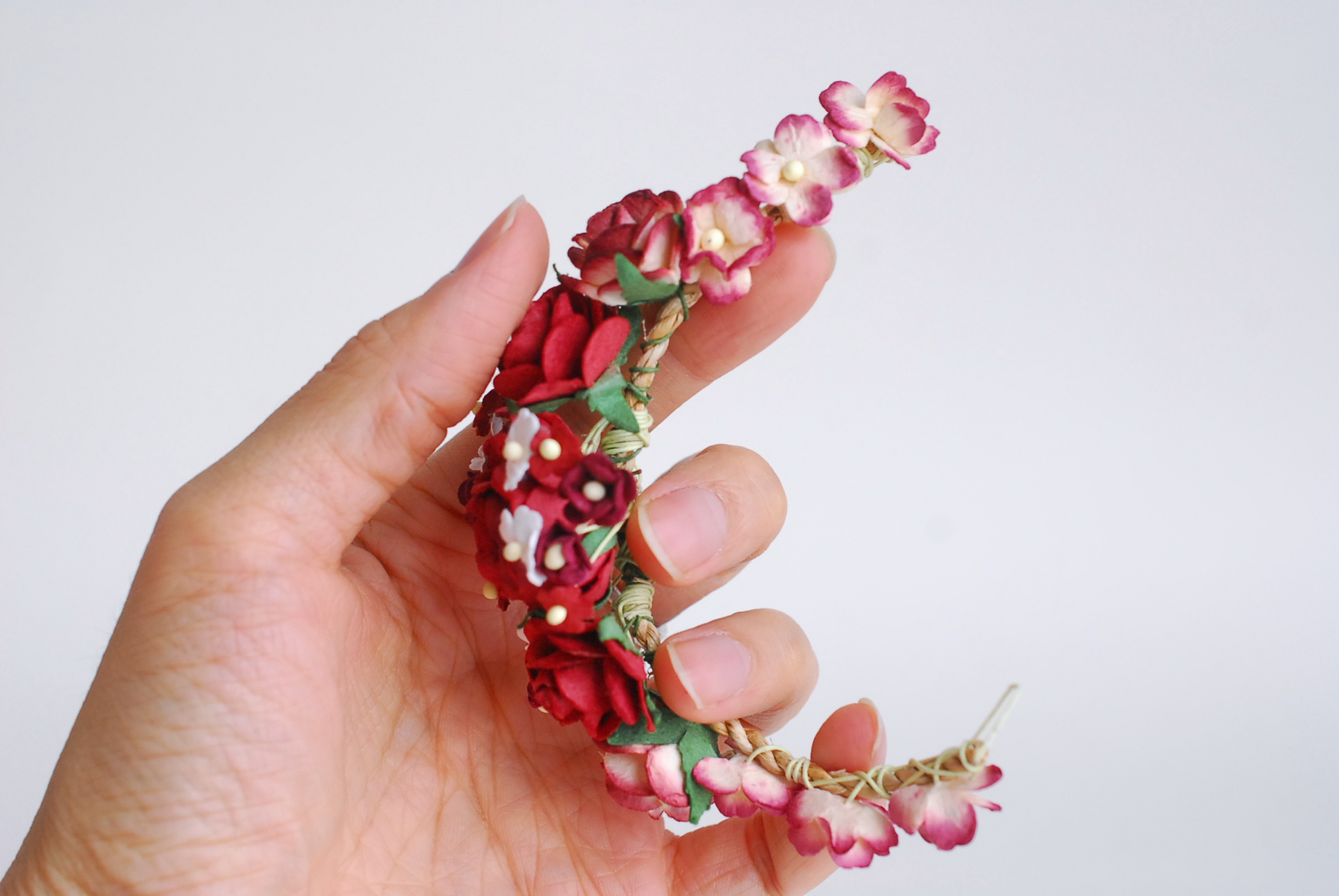 อมือเพื่อนเจ้าสาว งานแต่งงาน งานประดิษฐ์ DIY สีแดง ดอกกุหลาบกระดาษสา และดอกไม้กระดาษสาขนาดเล็ก Handmade corsages 1 ชิ้น