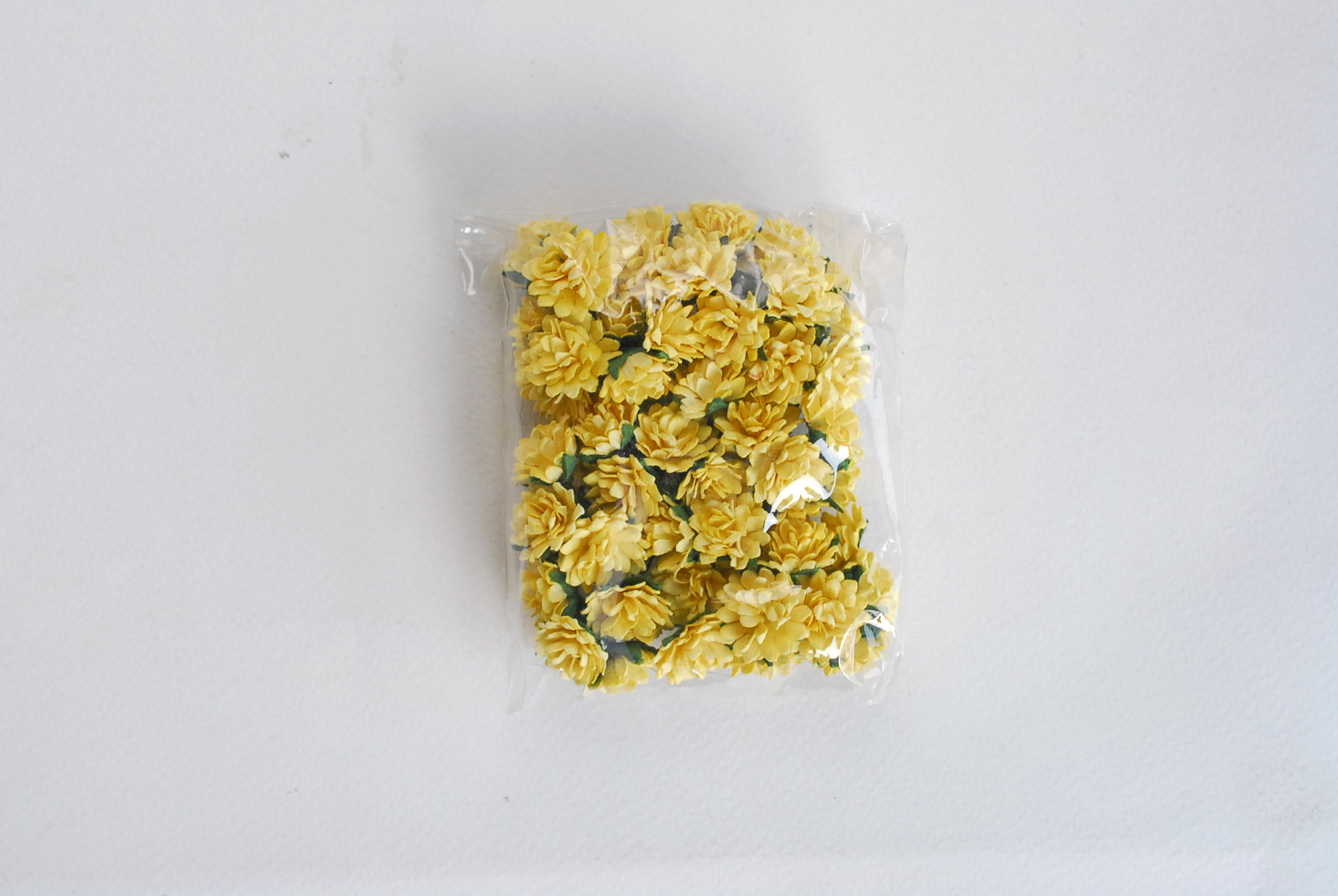 ดอกไม้ประดิษฐ์, ดอกไม้กระดาษสา, ดอก gypsophila, ดอกยิปโซ งานประดิษฐ์ตกแต่งของชำร่วย, ดอกไาด 1.5 cmม้ทำพานพุ่ม,พานพวงมาลัย, พานรับไหว้, ขันหมาก. สีเหลือง