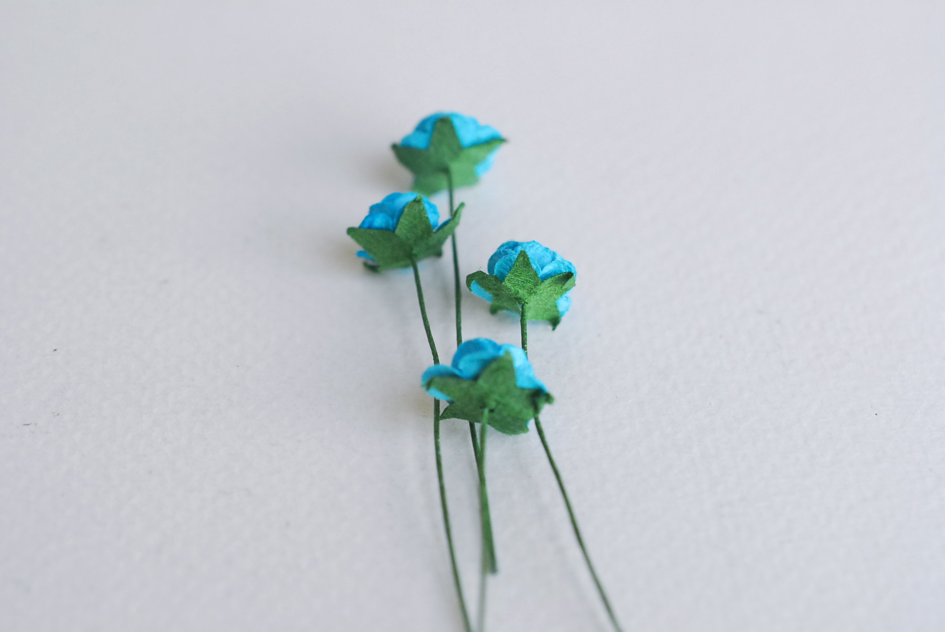 ดอกไม้กระดาษสาสำหรับตกแต่ง ของชำร่วย ดอกกุหลาบ ดอกกุหลาบสีแดง กระดาษสา สีฟ้าน้ำทะเลขนาด 1 cm. จำนวน 100 ดอก/1 ถุง