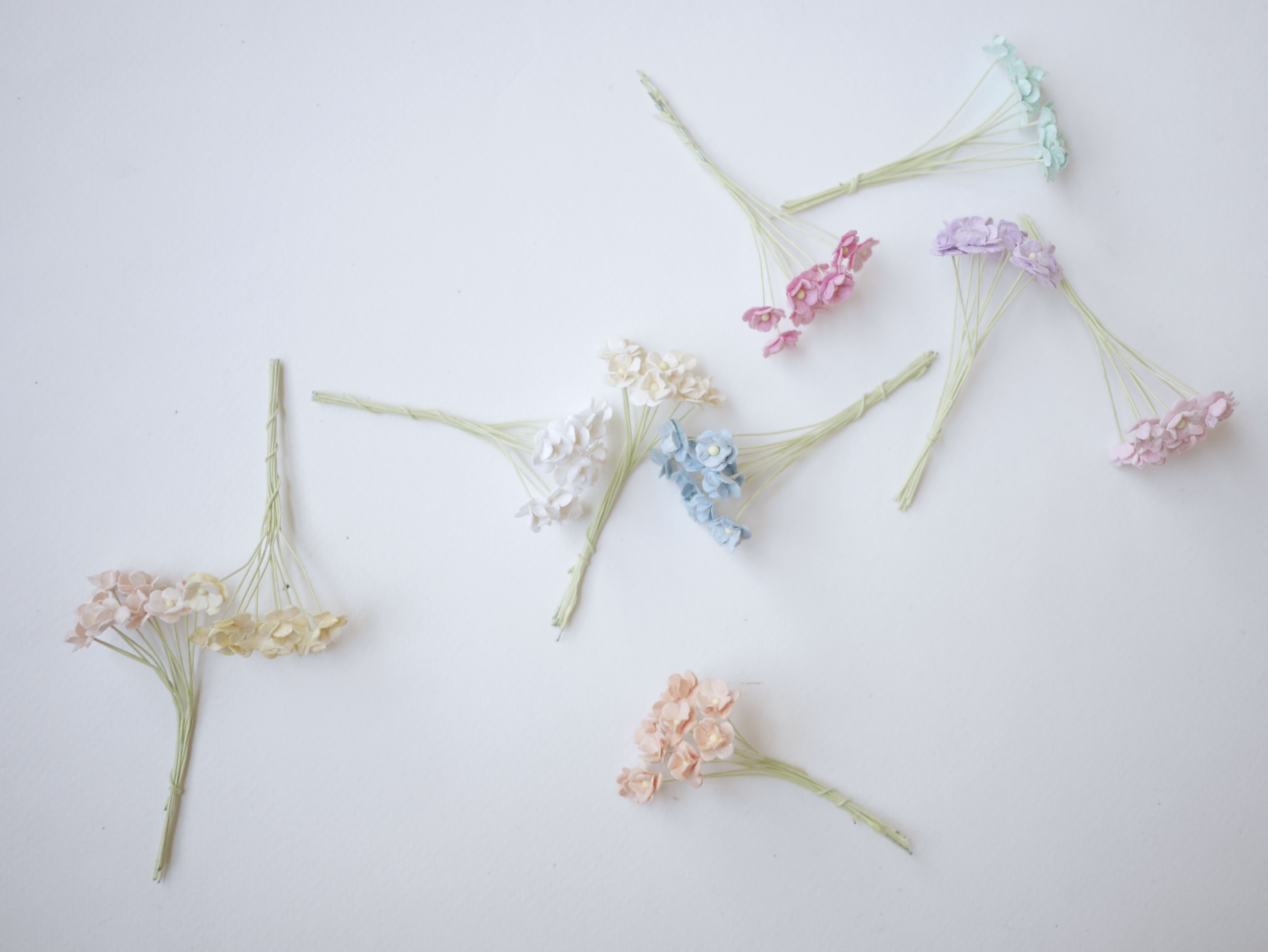 ดอกไม้กระดาษสา ดอกไม้กระดาษสาราคาส่ง ดอกไม้กระดาษสำหรับตกแต่ง งานแต่งงาน หรือติดของชำร่วย ดอก creeping lady 100 ดอก ขนาด 0.8 cm. คละสีพาสเทล Small Paper Flower with stem, , 100 pcs., size 0.8 cm., creeping flowers 2 layers, pastel mixed rainbow color.