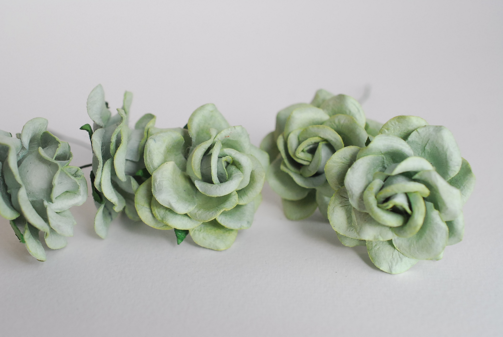 ดอกไม้กระดาษสา ดอกกุหลาบกระดาษสา ดอกไม้กุหลาบ กลีบโค้ง ดอกไม้ประดิษฐ์ สำหรับตกแต่ง หรืองานแต่งงาน สีเขียวอ่อน (ชาเขียวอ่อน) ขนาด 3.5 cm. จำนวน 25 ดอก Paper flowers, handmade flowers, small roses paper size 3.5 cm. 25 pieces, pale green color.