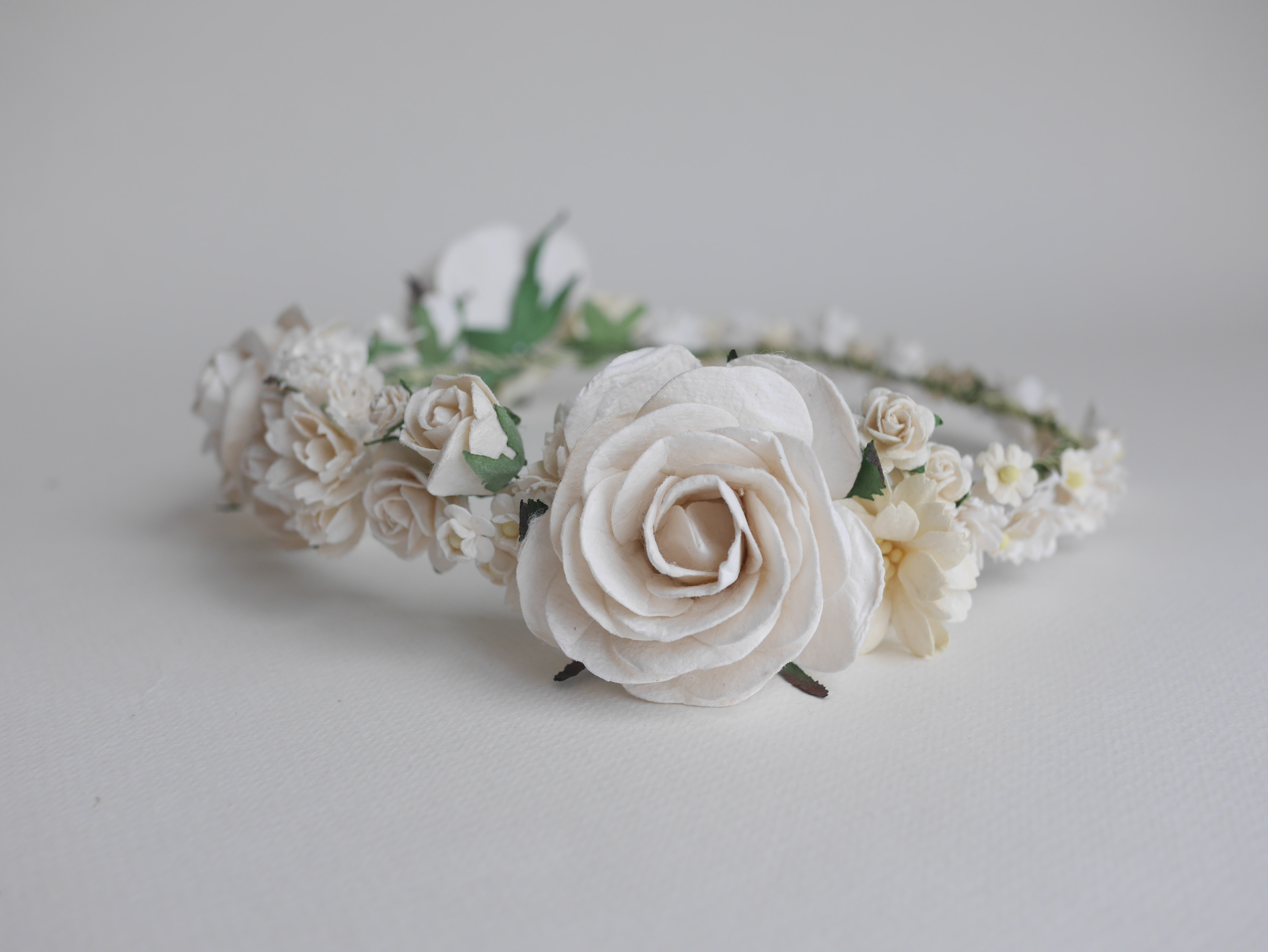 มงกุฎดอกไม้กระดาษ งานแต่งงาน งานรับปริญญา ดอกไม้ประดิษฐ์ งานประดิษฐ์ DIY โทนสีขาว ดอกกุหลาบกระดาษสา และดอกไม้กระดาษสาขนาดเล็ก Handmade corsages 1 ชิ้น DIY corsage white tone, big rose flowers 1 piece.