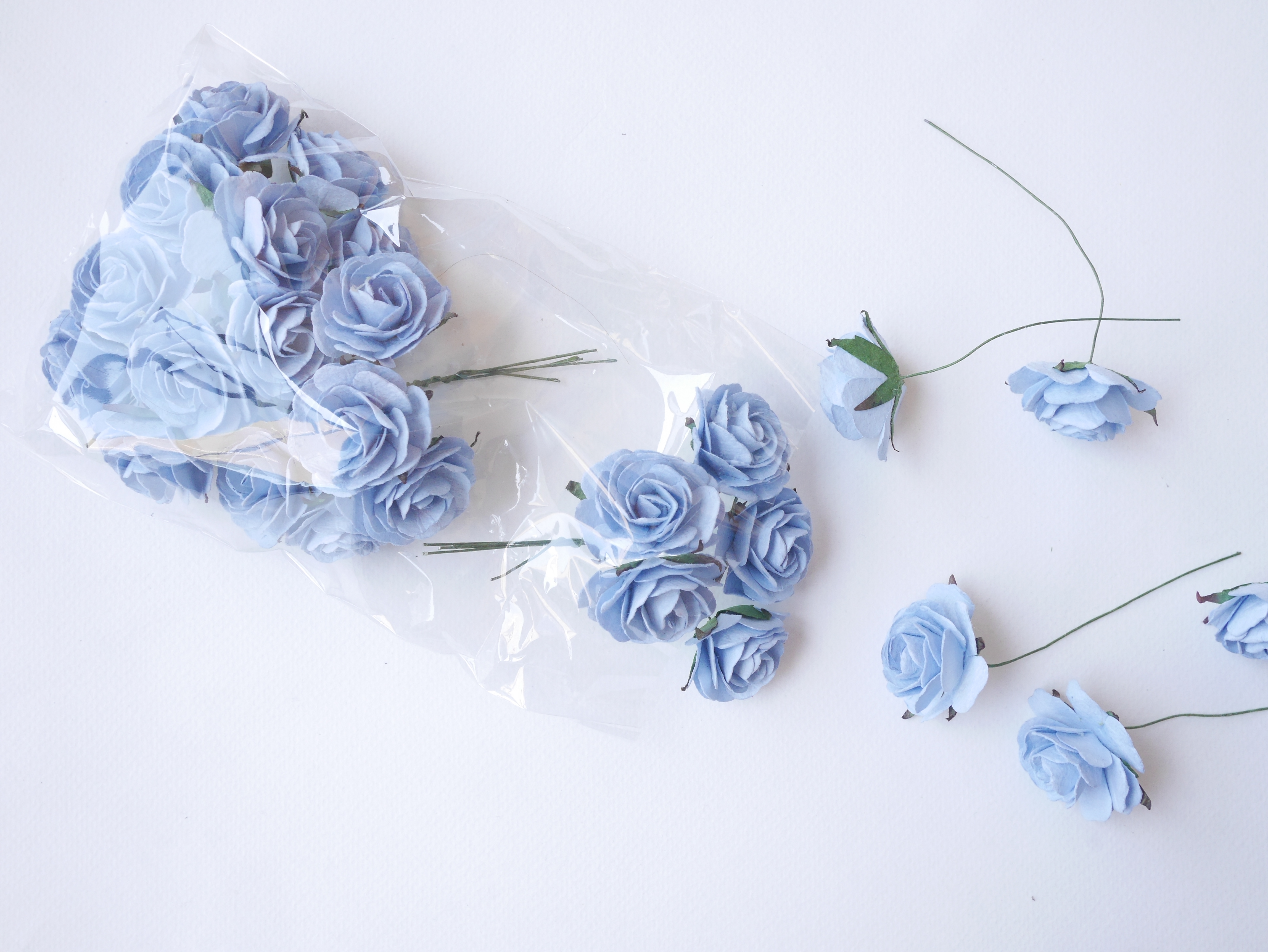 ดอกไม้กระดาษสา ราคาส่ง, ดอกกุหลาบกระดาษสา ดอกไม้ประดิษฐ์ สำหรับตกแต่ง หรืองานแต่งงาน สีฟ้าตุ่นขนาด 3.5 cm. กลีบไม่อัดลาย จำนวน 25 ดอก Paper flowers, handmade flowers, small roses paper size 3.5 cm. 25 pieces, pale blue color.