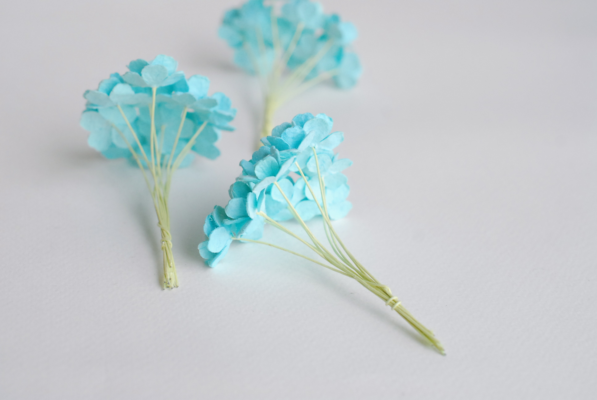 ดอกไม้กระดาษสา ราคาส่ง, ดอกไฮเดรนเยียกระดาษสา ดอกไม้ประดิษฐ์ ตกแต่งงานแต่งงาน ประดิษฐ์ข้อมือเพื่อนเจ้าสาว ขนา่ด 1.5 cm., สำหรับของชำร่วย, งานแต่งงาน, ดอกไม้ทำข้อมือเจ้าสาว สีฟ้าใส จำนวน 100 ดอก Paper flower,100 Pieces mulberry hydenyia blue sky color