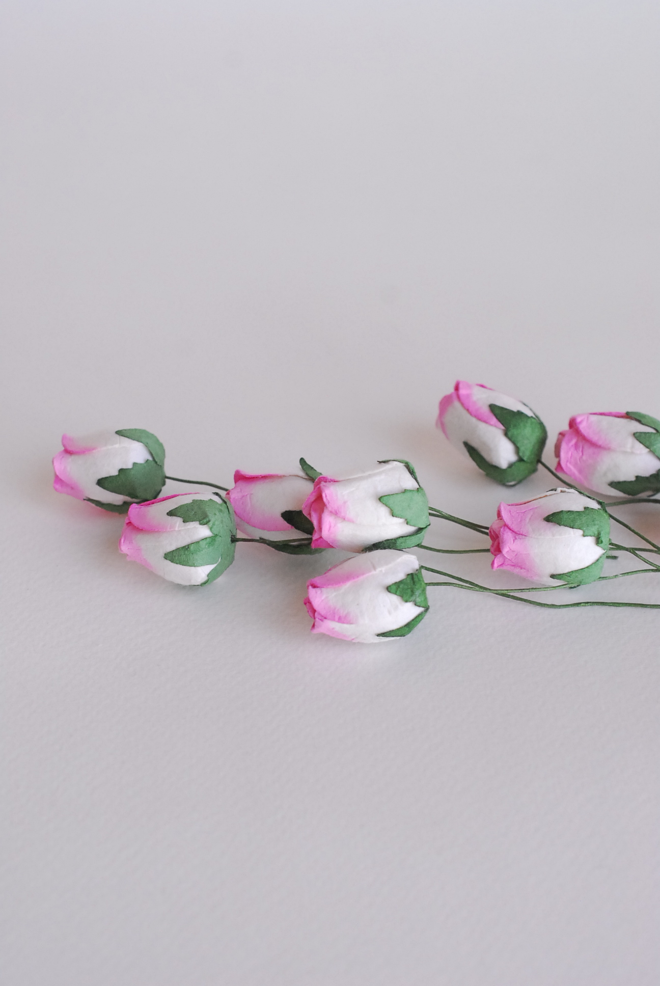 ดอกไม้กระดาษสา ดอกไม้กระดาษสา จตุจักร งานประดิษฐ์ ดอกไม้ทำข้อมือเพื่อนเจ้าสาว แต่งงาน, ดอกกุหลาบตูม 50 ดอก สีชมพูปัดสีขาวcolor ขนาด 1.5x2 cm. paper flowers, budding roses flower 1.5x2 cm. 50 pieces.pink brush white color