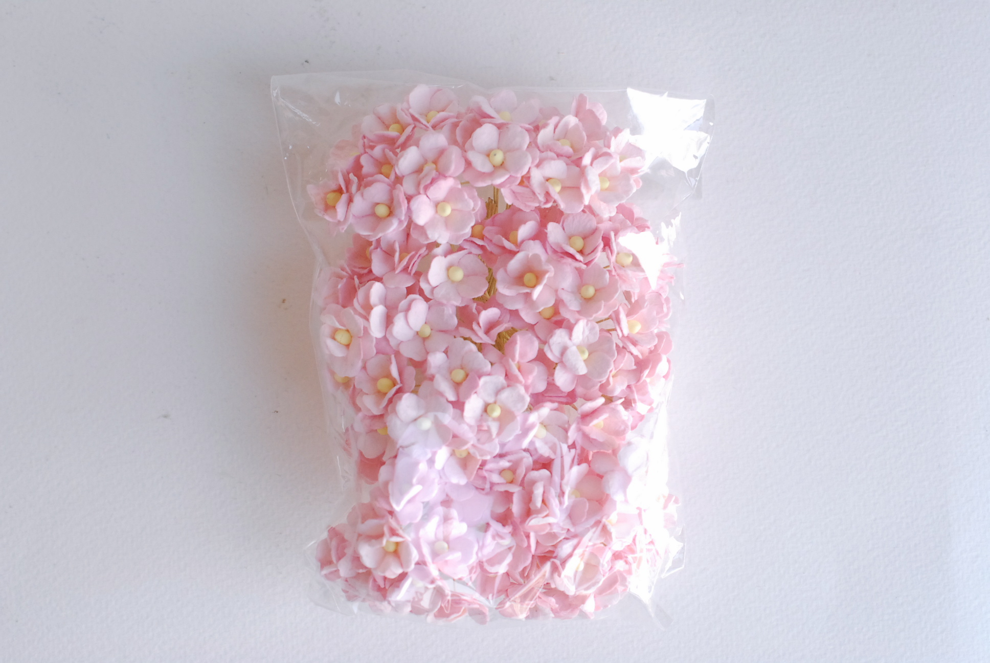 ดอกไม้กระดาษสา ราคาส่ง, ดอกไฮเดรนเยียกระดาษสา ดอกไม้ประดิษฐ์ ตกแต่งงานแต่งงาน ประดิษฐ์ข้อมือเพื่อนเจ้าสาว ขนา่ด 1.5 cm., สำหรับของชำร่วย, งานแต่งงาน, ดอกไม้ทำข้อมือเจ้าสาว สีชมพูอ่อน จำนวน 100 ดอก Paper flower,100 Pieces mulberry hydenyia, pink color.