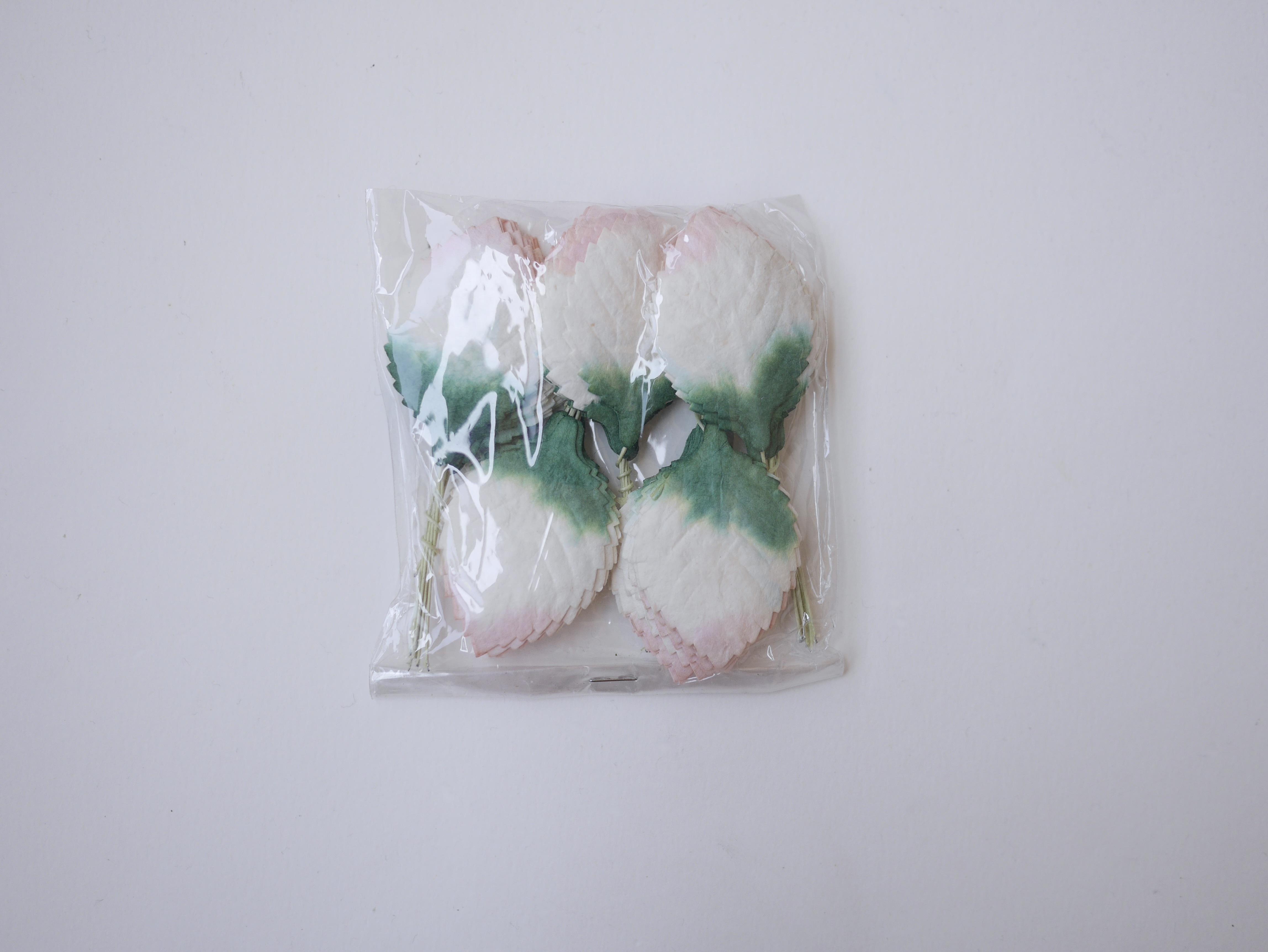 ใบไม้กระดาษ ใบไม้กระดาษสา ราคาส่ง,ใบไม่้กุหลาบกระดาษ สำหรับดอกกุหลาบกระดาษสา ใบไม้ประดิษฐ์ สำหรับตกแต่ง หรืองานแต่งงาน สีขาวปัดเขียวแก่ ขนาด 4.5x2.5 cm. จำนวน 50 ใบ สำเนา