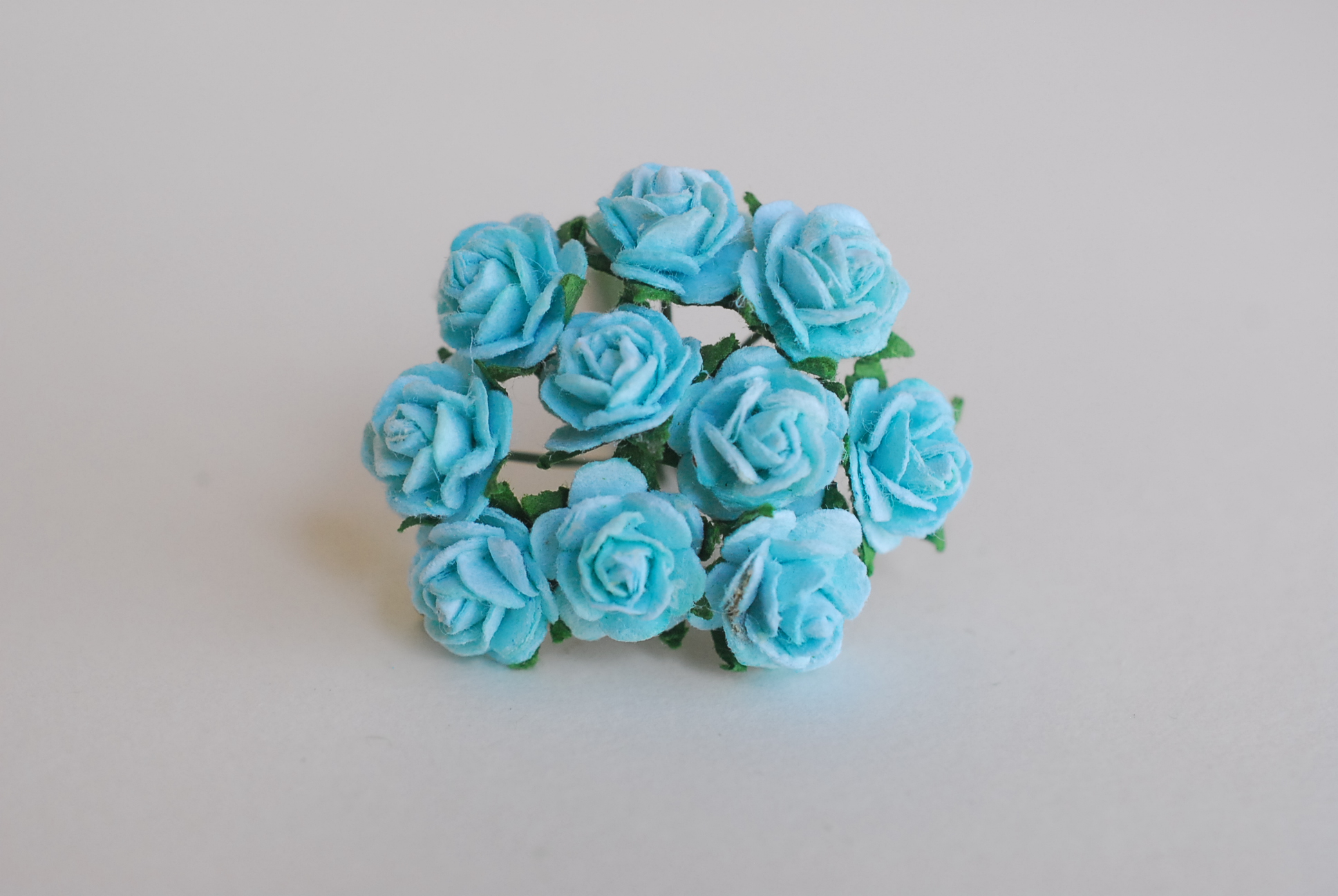 ดอกไม้กระดาษสาสำหรับตกแต่ง ของชำร่วย ดอกกุหลาบ กระดาษสา สีฟ้า ขนาด 1 cm. จำนวน 100 ดอก/1 ถุง