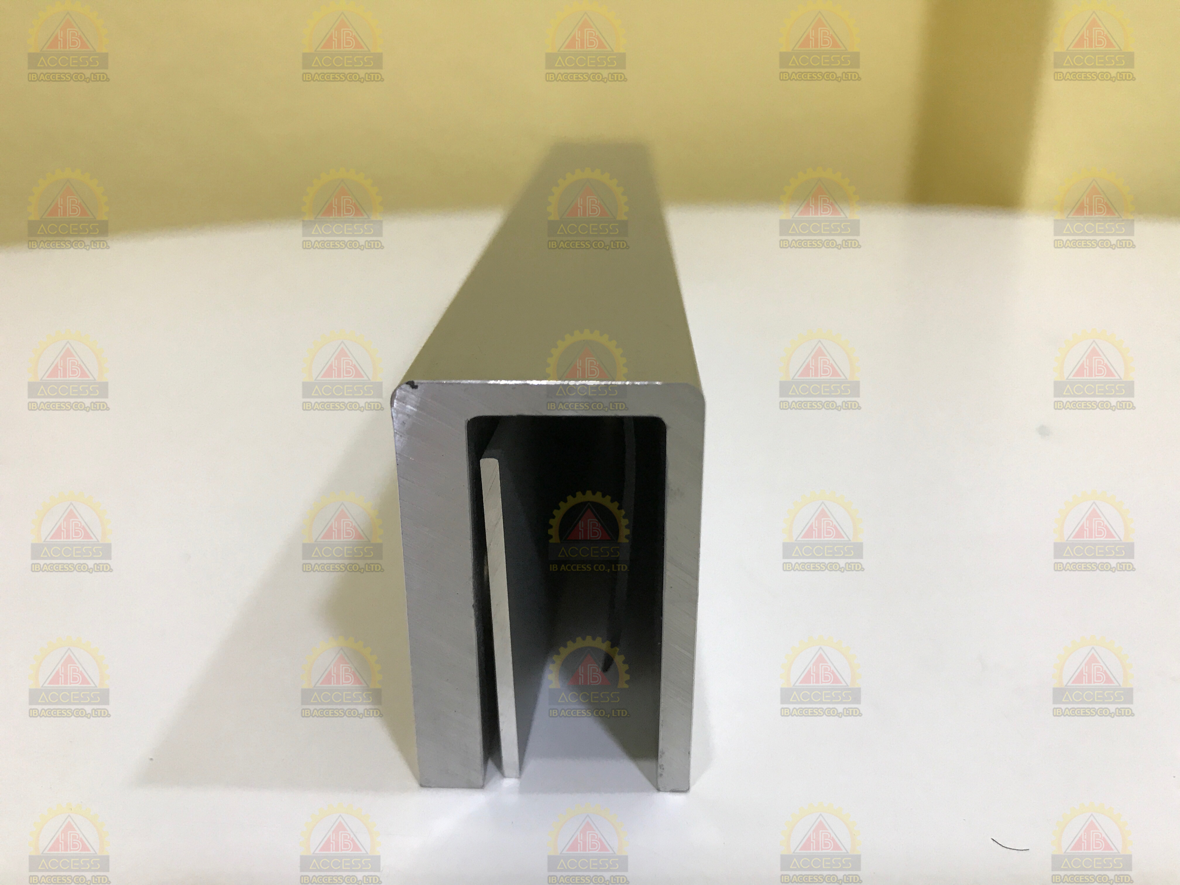 U Bracket สำหรับประตูกระจกบานเปลือยล่าง ยี่ห้อ BEL รุ่น U1-600