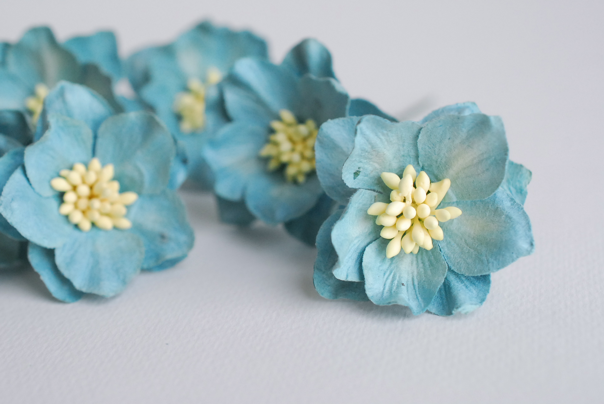 ดอกไม้กระดาษสา ดอกโลตัสอินโดนิเซียกระดาษ ดอกไม้กระดาษสาราคาส่ง ดอกไม้กระดาษสำหรับตกแต่งของชำร่วย งานแต่งงาน ทำช่อดอกไม้ติดอกเจ้าบ่าว ข้อมือดอกไม้เจ้าสาว ขนาด3.5 cm. 25 ดอก สีน้ำเงินตุ่น Paper flowers supplies: DIY wedding tools Big Cherry blossom (Lotus I