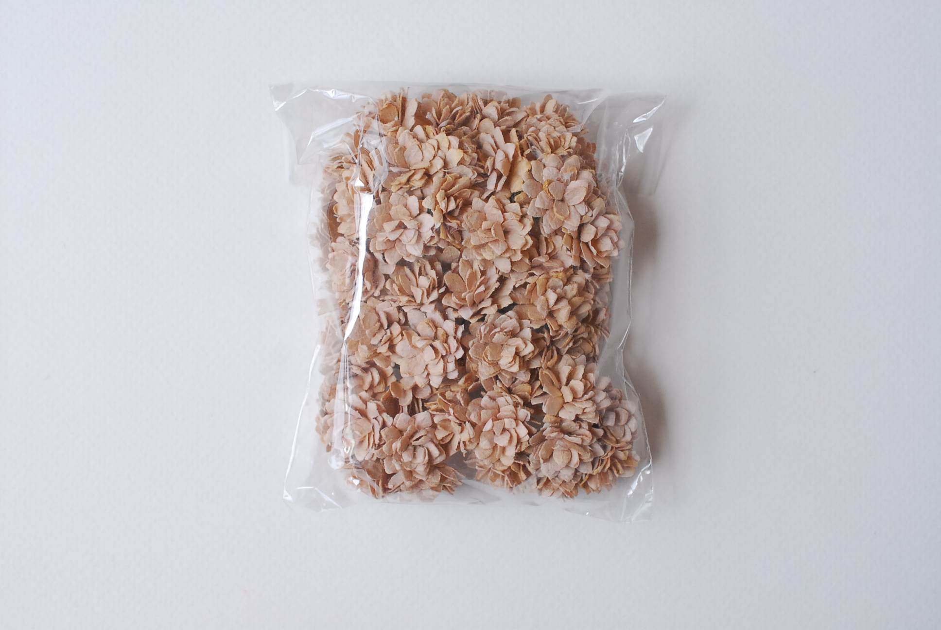 ดอกไม้ประดิษฐ์, ดอกไม้กระดาษสา, ดอก gypsophila, ดอกยิปโซ งานประดิษฐ์ตกแต่งของชำร่วย, ดอกไม้ทำพานพุ่ม,พานพวงมาลัย, พานรับไหว้, ขนาด 2 cm. สีน้ำตาลอ่อน