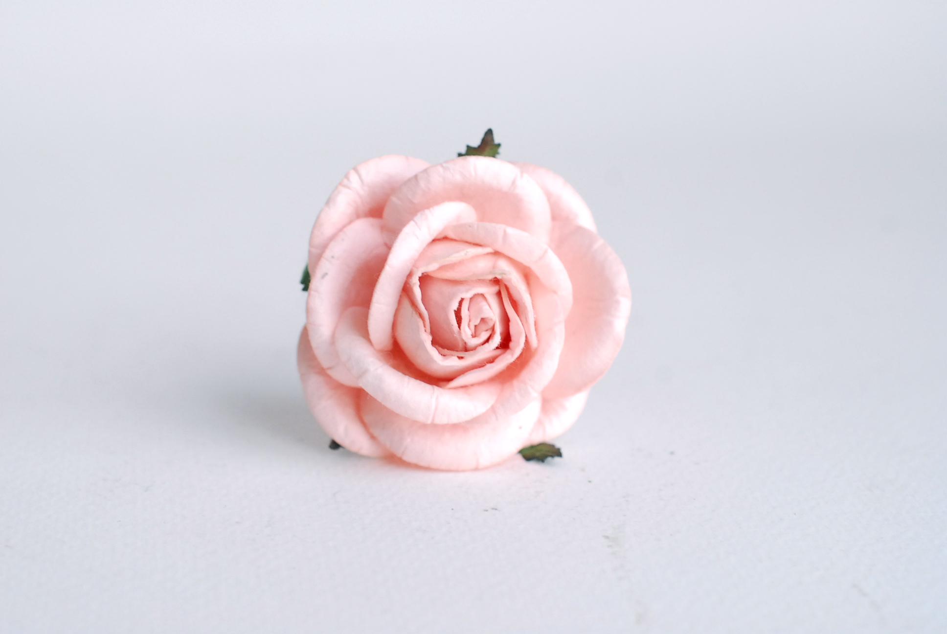 ดอกไม้กระดาษสา ราคาส่ง, ดอกกุหลาบกระดาษสา ดอกไม้ประดิษฐ์ ตกแต่งงานแต่งงาน ขนาด 4.5 cm., สำหรับของชำร่วย, งานแต่งงาน, ดอกไม้ทำข้อมือเจ้าสาว Paper flower,20 Pieces mulberry rose, 4.5 cm. pale pink color.