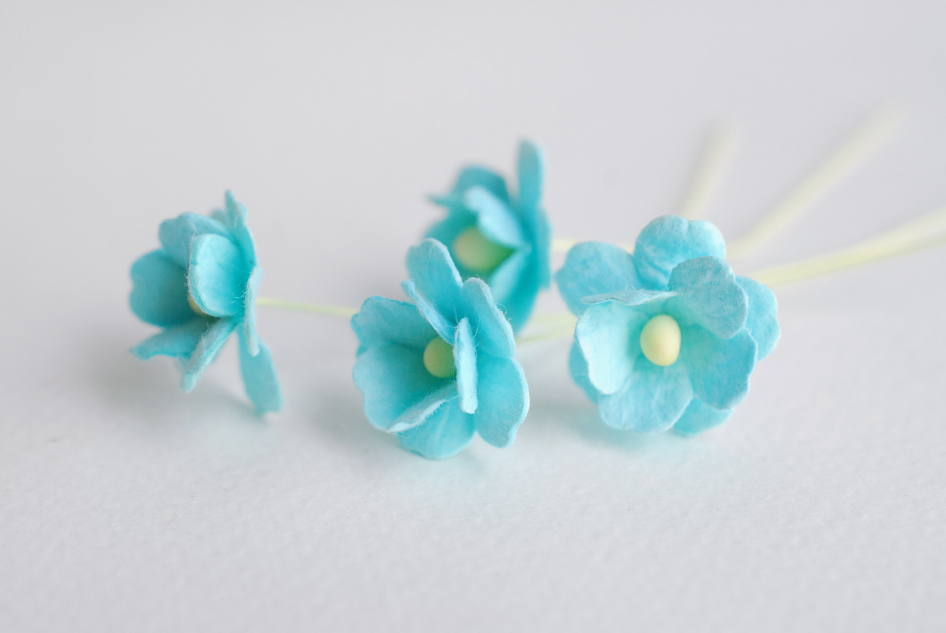 ดอกไม้กระดาษสา ราคาส่ง, ดอกไฮเดรนเยียกระดาษสา ดอกไม้ประดิษฐ์ ตกแต่งงานแต่งงาน ประดิษฐ์ข้อมือเพื่อนเจ้าสาว ขนา่ด 1.5 cm., สำหรับของชำร่วย, งานแต่งงาน, ดอกไม้ทำข้อมือเจ้าสาว สีฟ้าใส จำนวน 100 ดอก Paper flower,100 Pieces mulberry hydenyia blue sky color