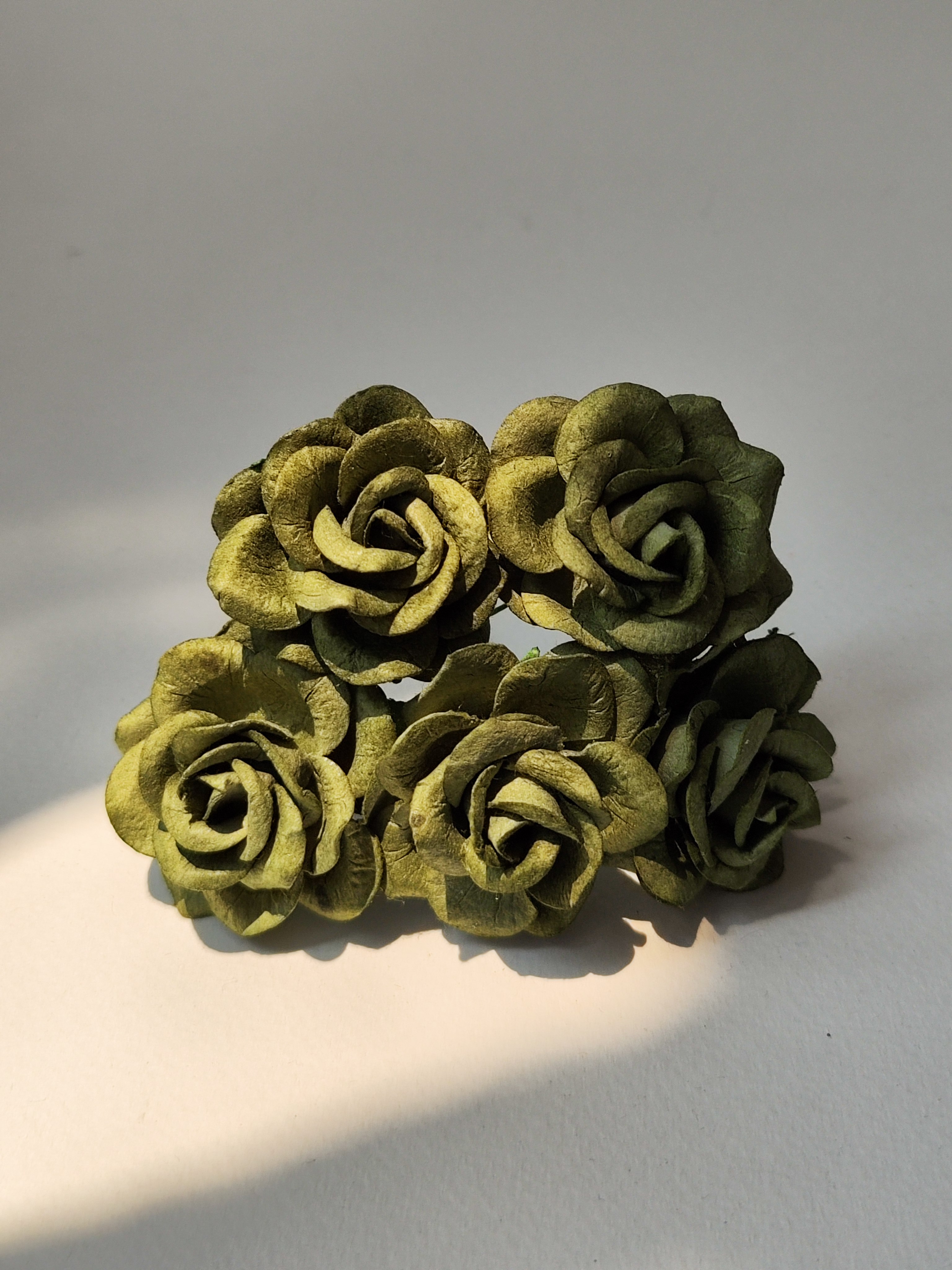 ดอกไม้กระดาษสา ดอกกุหลาบกระดาษสา ดอกไม้กุหลาบ กลีบโค้ง ดอกไม้ประดิษฐ์ สำหรับตกแต่ง หรืองานแต่งงาน สีเขียวทหาร ขนาด 3.5 cm. จำนวน 25 ดอก Paper flowers, handmade flowers, small roses paper size 3.5 cm. 25 pieces, green army color.