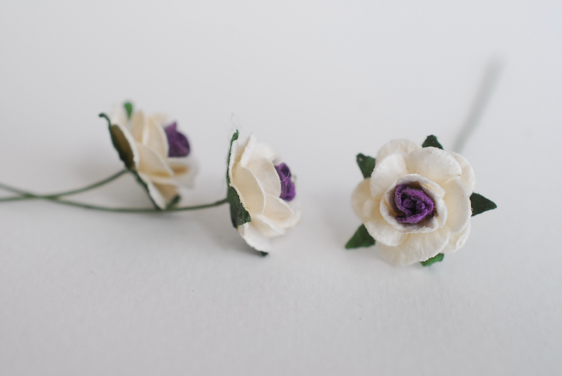 ดอกไม้กุหลาบกระดาษสา, ดอกกุหลาบจิ๋ว, ดอกไม้กระดาษสาขายส่ง สีม่วงจุด- ขาว ขนาด 1.5 cm. จำนวน 100 ดอก Paper Flowers size 1.5 cm., mini roses purple–white color, 100 pcs.