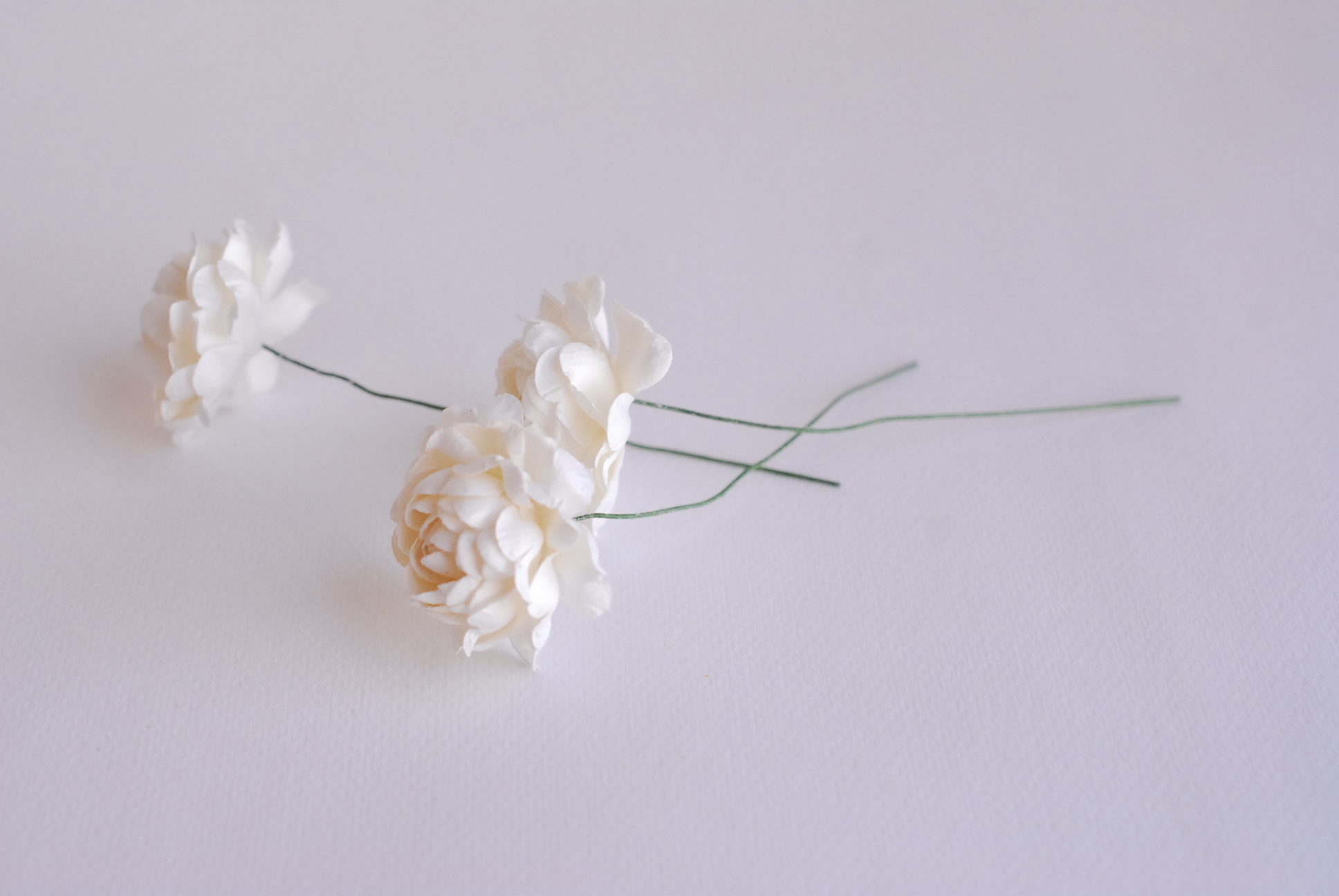 ดอกไม้กระดาษสา ดอกกุหลาบกระดาษสา 5ชั้น ดอกไม้กุหลาบ ดอกไม้ประดิษฐ์ สำหรับตกแต่ง หรืองานแต่งงาน สีขาวครีม ขนาด 3.5 cm. จำนวน 25 ดอก Paper flowers, handmade flowers, small roses paper 5 layers size 3.5 cm. 25 pieces, of-white color.