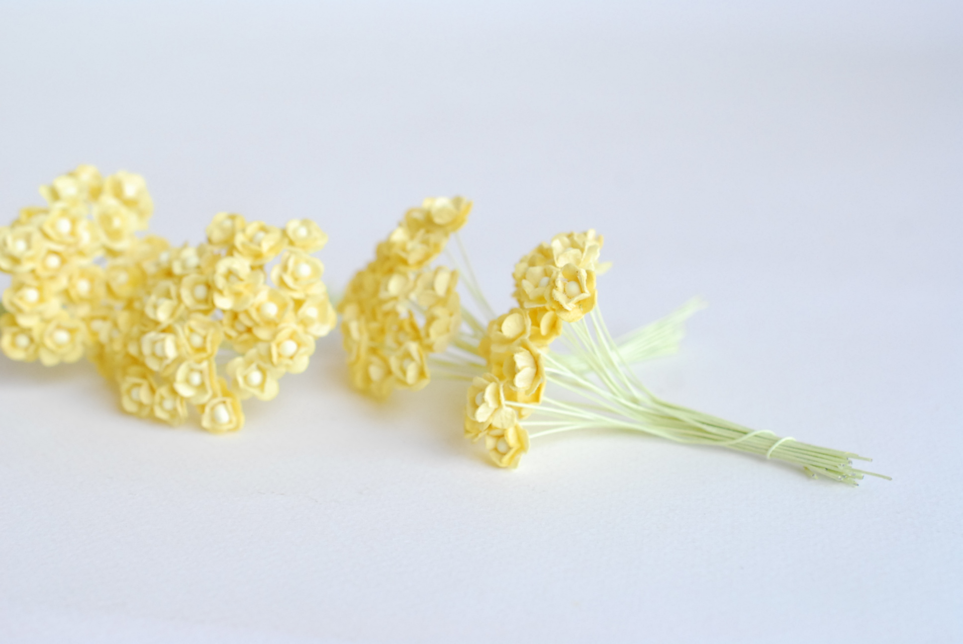 ดอกไม้กระดาษสา ดอกไม้กระดาษสาราคาส่ง ดอกไม้กระดาษสำหรับตกแต่ง งานแต่งงาน หรือติดของชำร่วย ดอก creeping lady 100 ดอก ขนาด 0.8 cm. สีเหลือง Small Paper Flower with stem, 100 pcs., size 0.8 cm., creeping flowers 2 layers, yellow color.