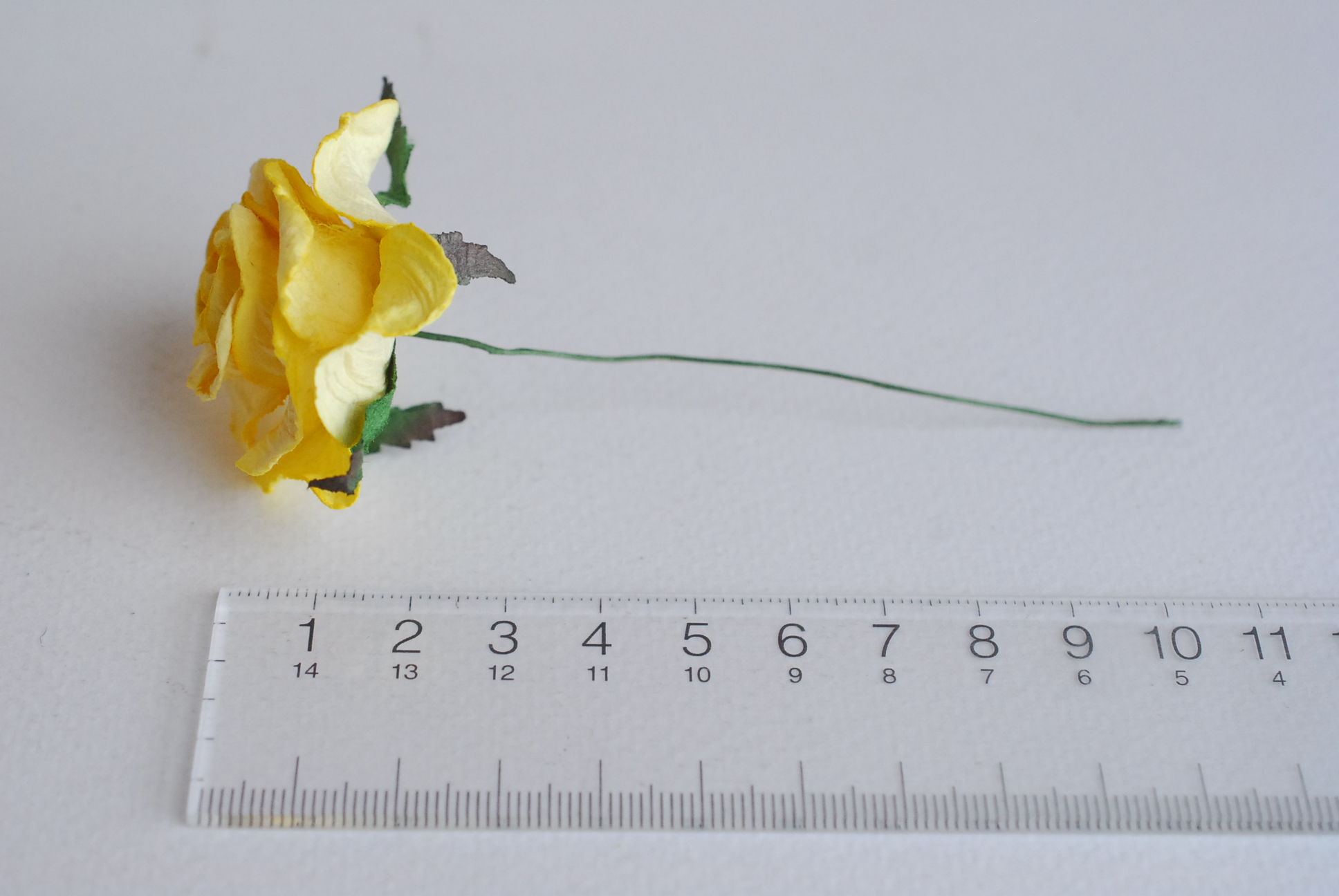 ดอกไม้ประดิษฐ์ ดอกไม้กระดาษสา ตกแต่งงานแต่งงาน งานแต่งงาน ดอกไม้ทำมงกุฎ ดอกกุหลาบขนาด 4 cm. 25ดอก กลีบบิด สีเหลือง yellow color