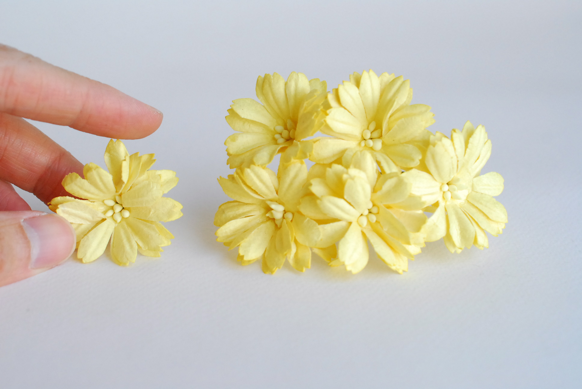 ดอกไม้กระดาษสา ดอกไม้ประดิษฐ์จากกระดาษสา ดอกเดซี่ ดอกไม้กระดาษสาขายส่ง ดอกไม้ประดิษฐ์ ดอกไม้ทำข้อมือเพื่อนเจ้าสาว ดอก daisy ขนาด 3.5 cm. จำนวน 25 ดอก สีเหลือง Paper Flower, 25 Daisy Flowers, ivory color, size 4.5 cm., yellow pollen.